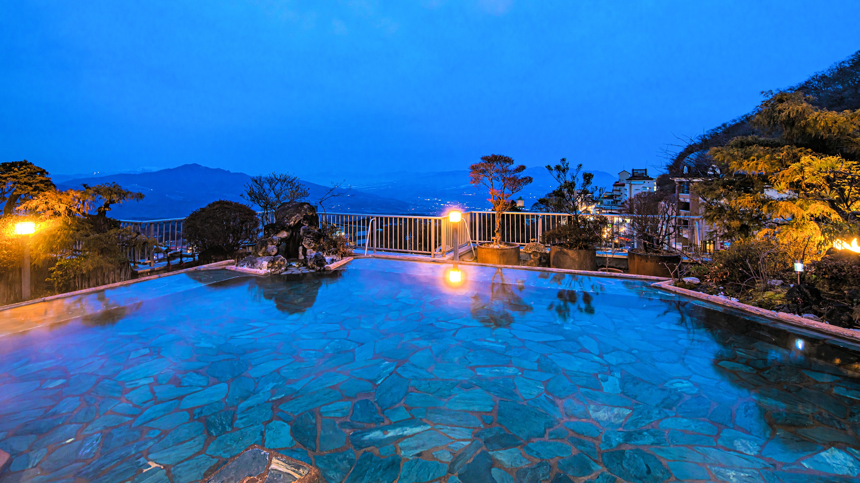 ■Suối nước nóng ■Bồn tắm lộ thiên trên sân thượng "Roman"