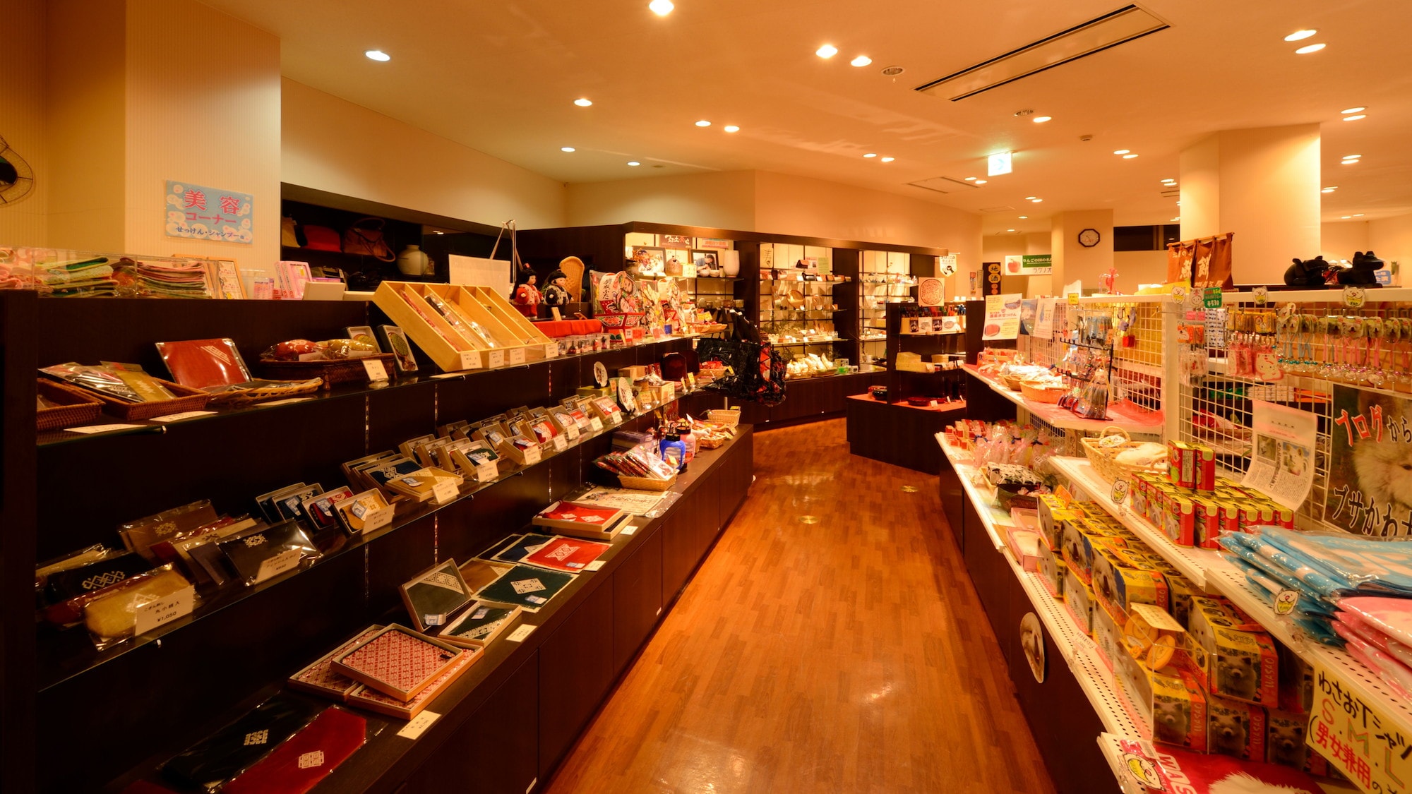 & lt; Facilities in the building & gt; Shop ... We have Aomori souvenirs as well as local Ajigasawa specialties.