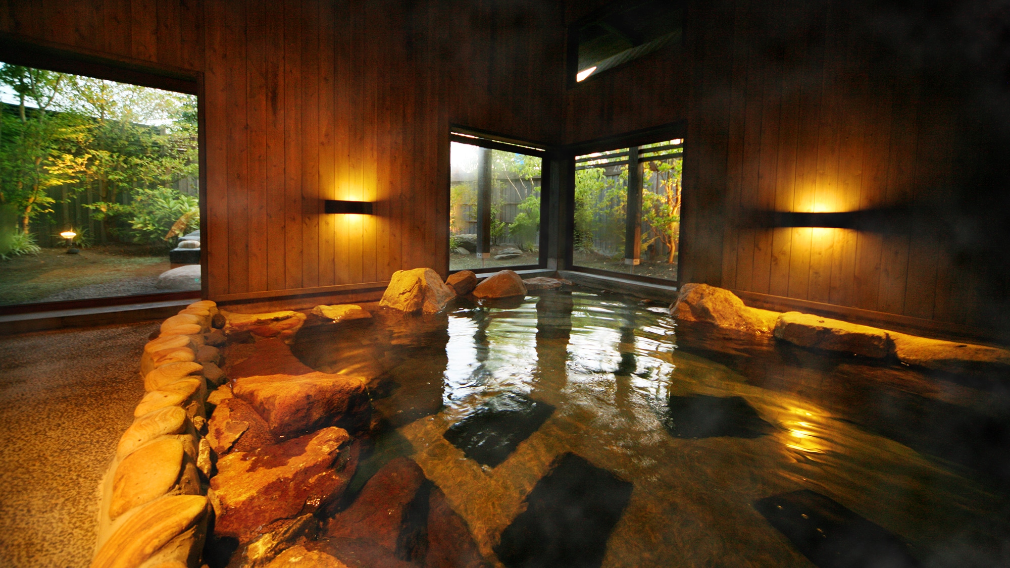 ◆ Large communal bath ◇ Indoor bath ◆ In a large bathtub, stretch out your limbs and make a "Miyanojo Onsen"