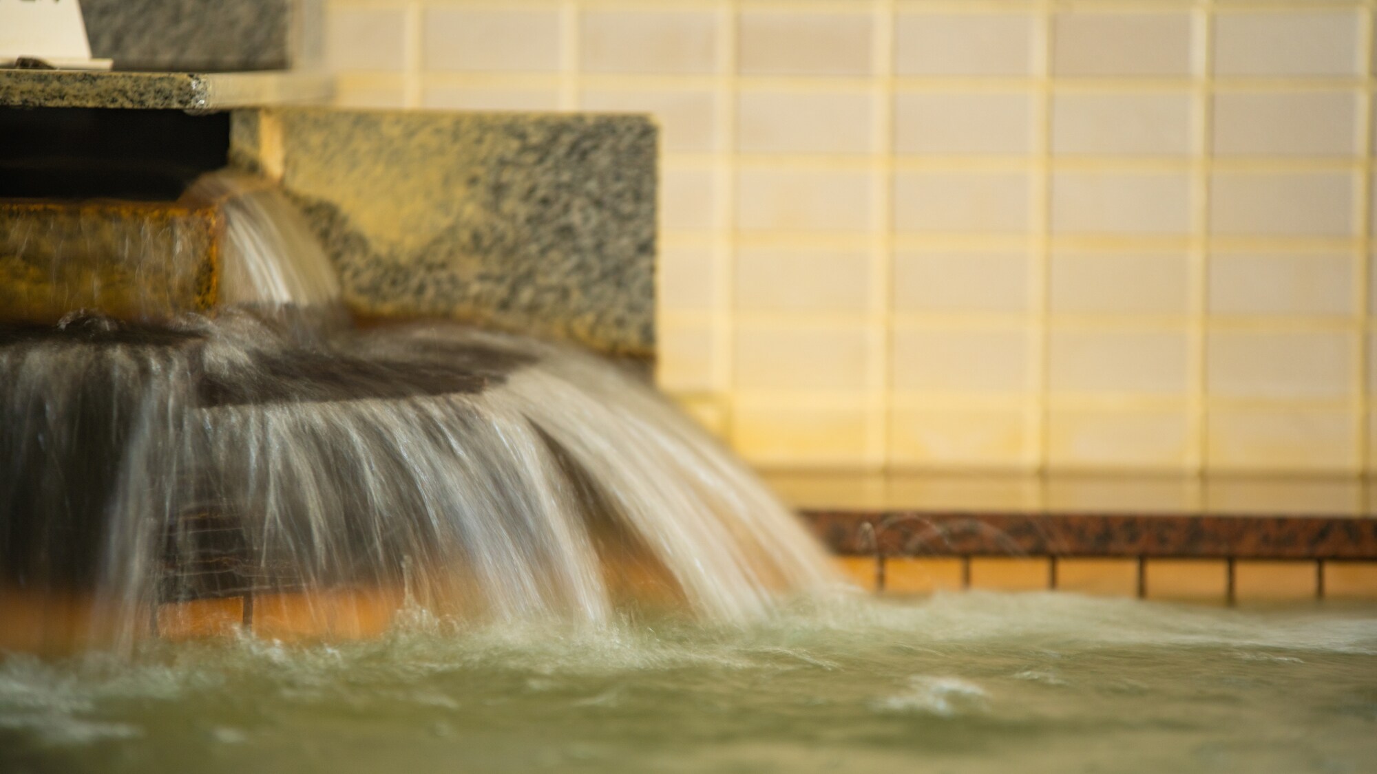 Mineral-rich natural water flowing from Sugayama, hot water for beautiful skin. (Not a hot spring)