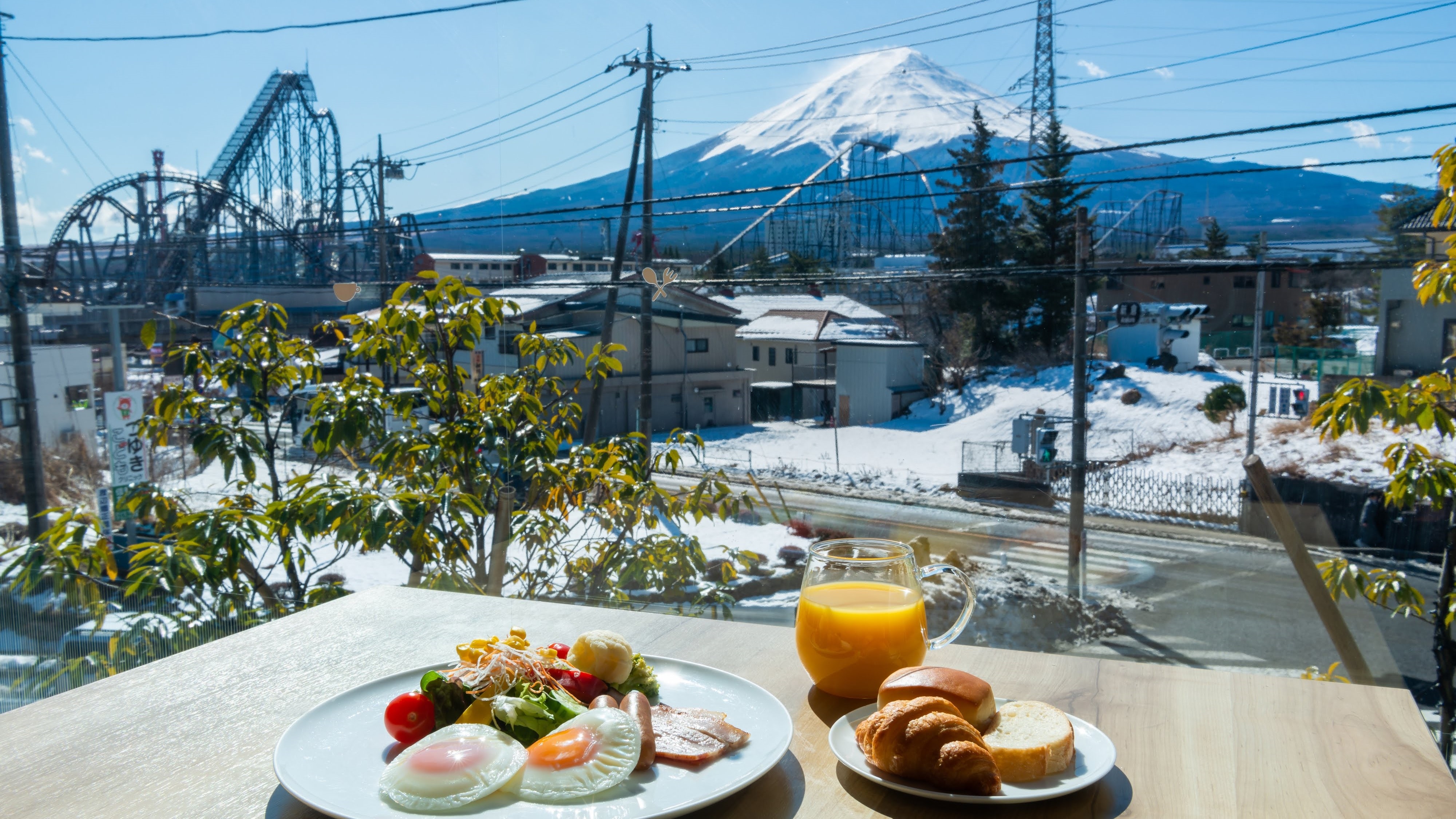 Breakfast buffet with a superb view of Mt.Fuji♪