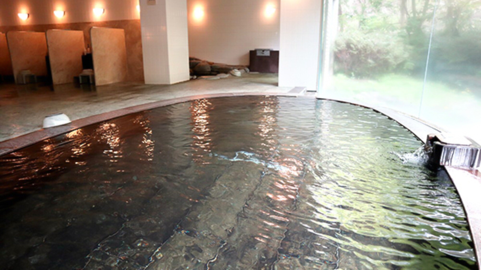 ・[Large public bath/male] A spacious bathtub. Relax and unwind after work.