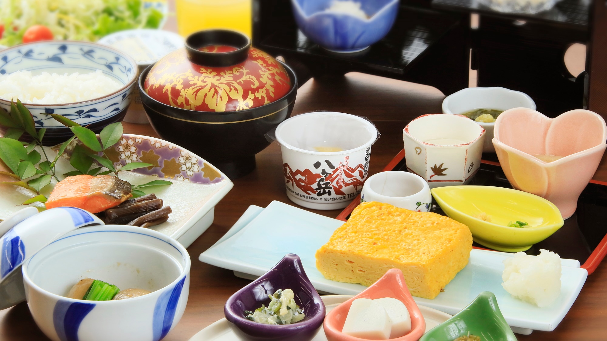 [Breakfast] A well-balanced Japanese breakfast set with more than eight types of small dishes.
