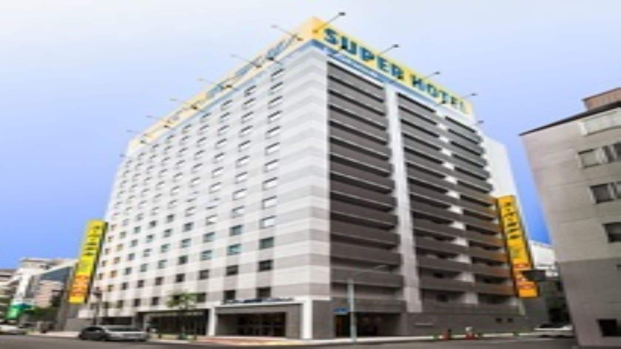 Eksterior hotel (siang hari)