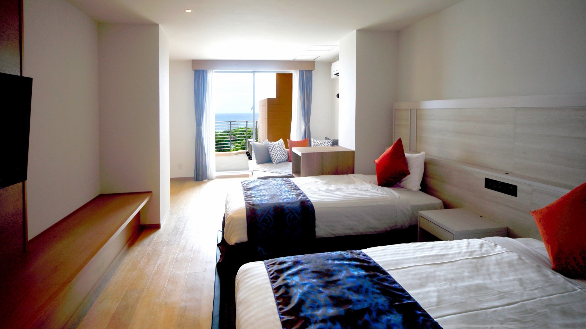 [Main Building/Coral Blue Suite] Spacious suite room of 100 square meters.