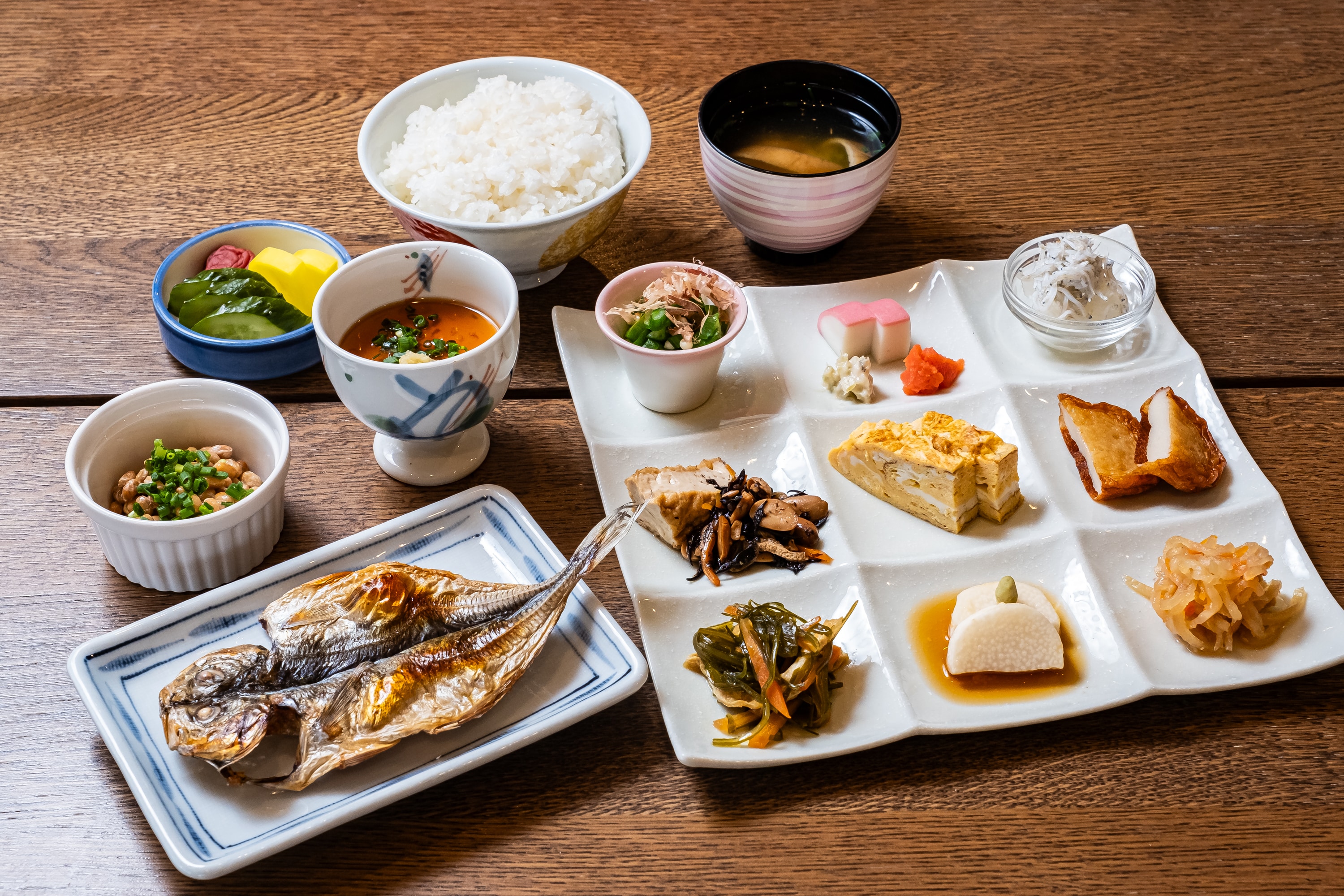 【早餐】早餐有干竹荚鱼、自家制豆腐、各种小菜♪尽情享用，精神饱满地出发！