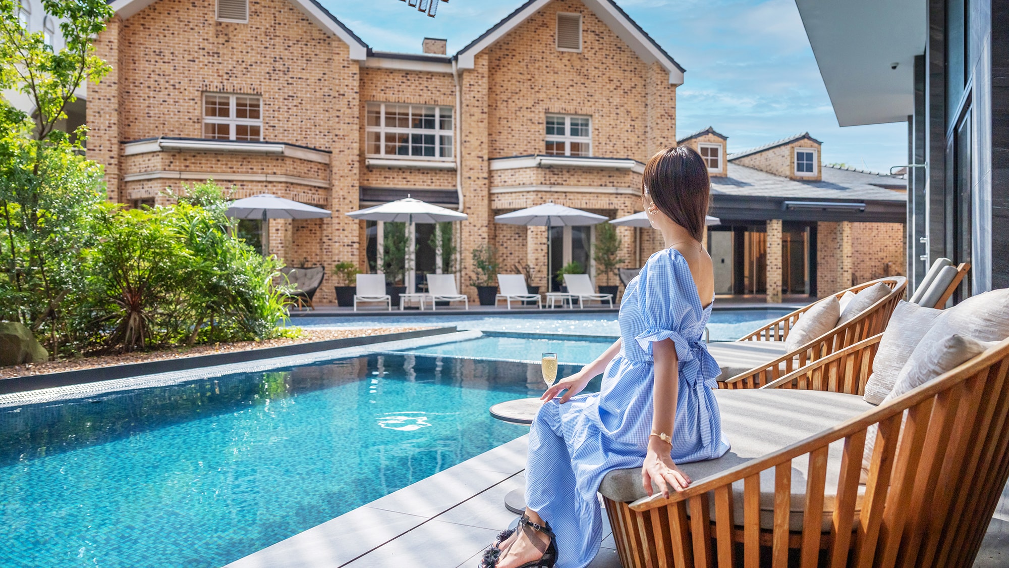 [Garden Pool] There are relaxing chairs lined up around the spacious pool, allowing you to relax.
