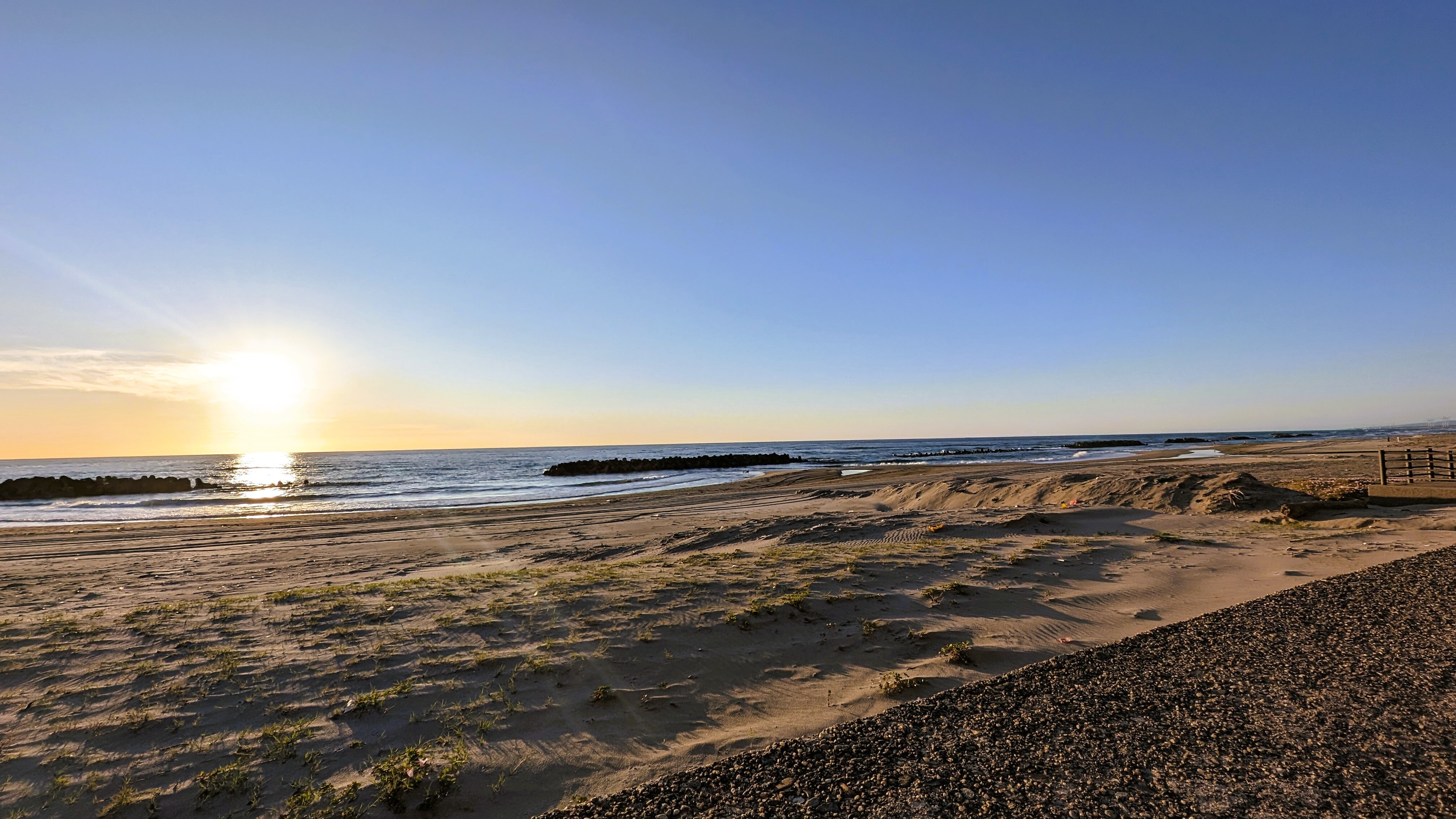 산책 수십 초 모래 해변. 석양의 하늘 파랑
