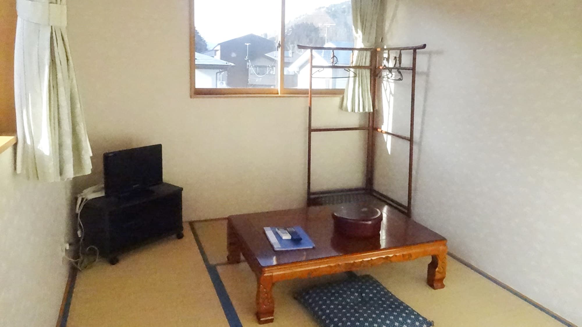 * Japanese-style room 6 tatami mats / A room where you can see the mountains including the grape forest.