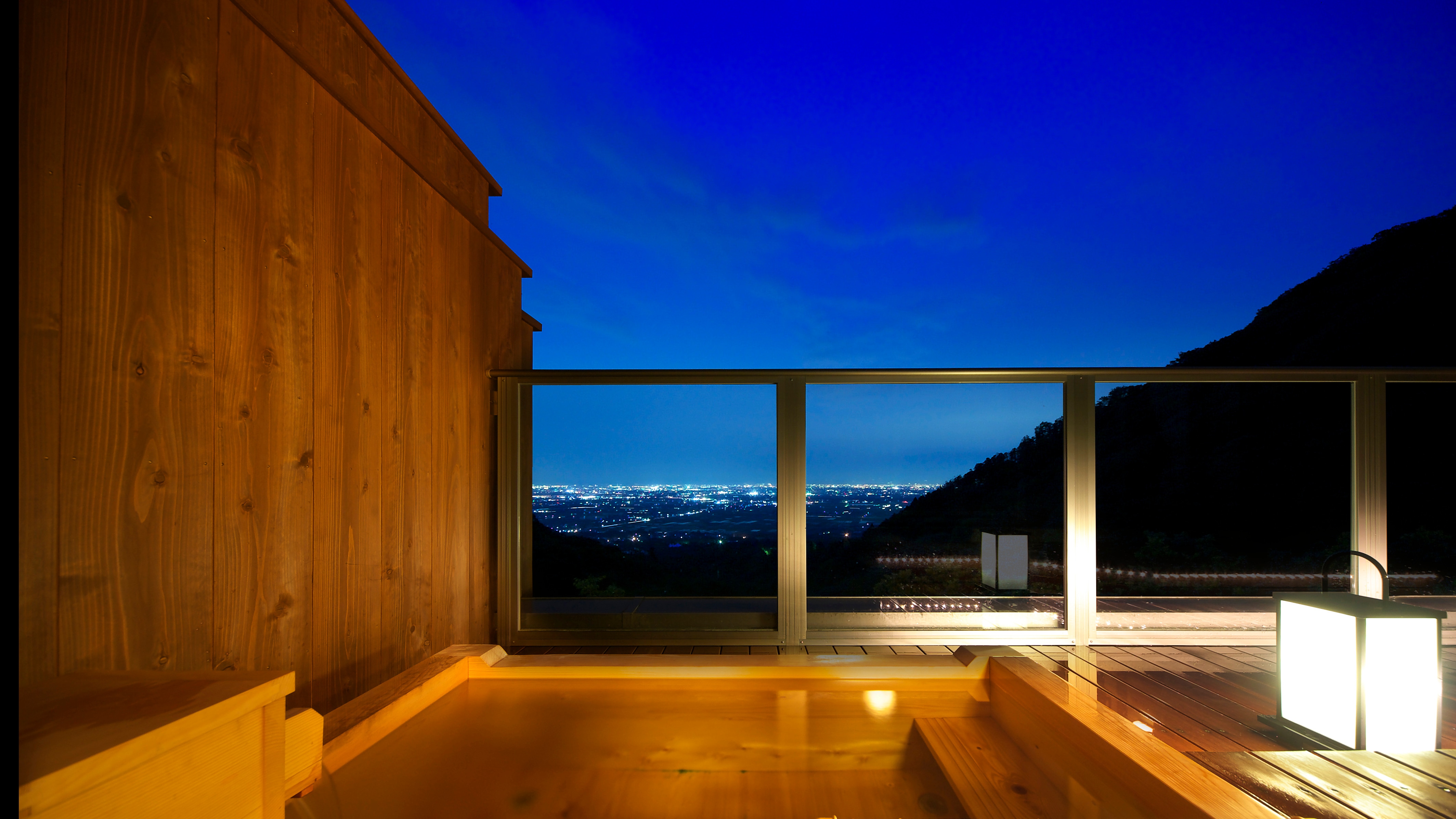 201 Moons อ่างอาบน้ำกลางแจ้ง วิวกลางคืน