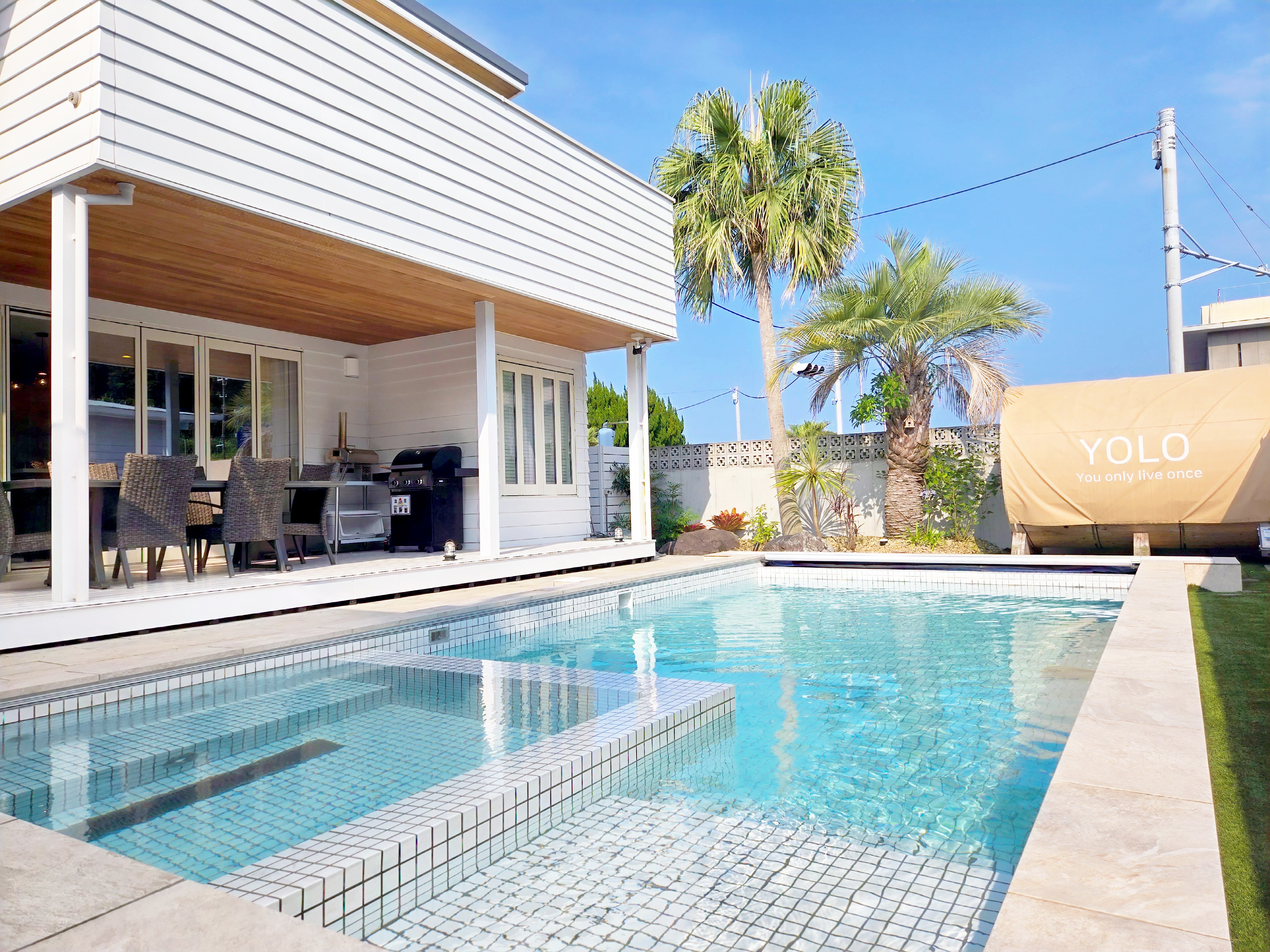 Enjoy a moment of Aoshima resort life.