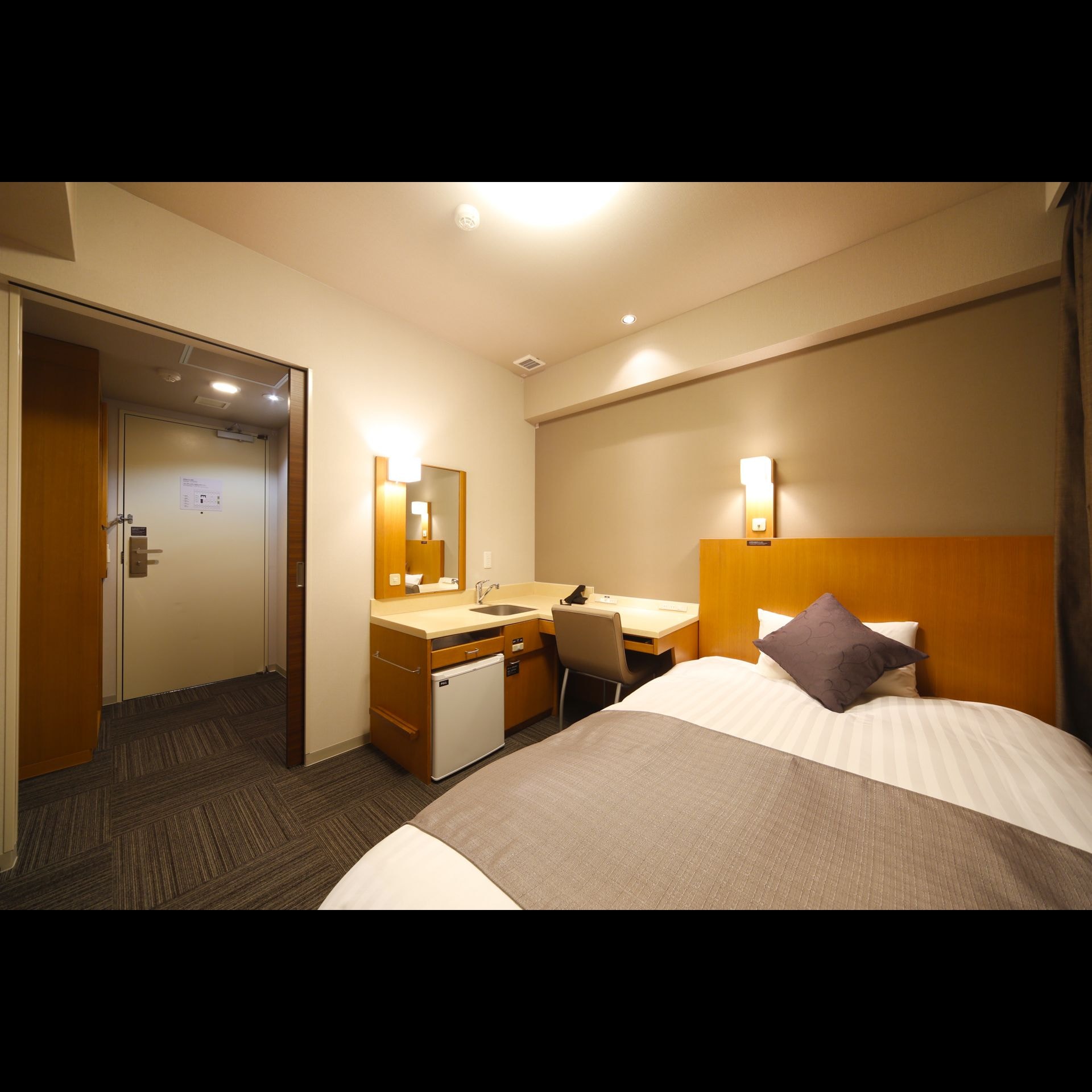 ■ Semi-double room ■ 15 square meters (120 & times; 195 cm)