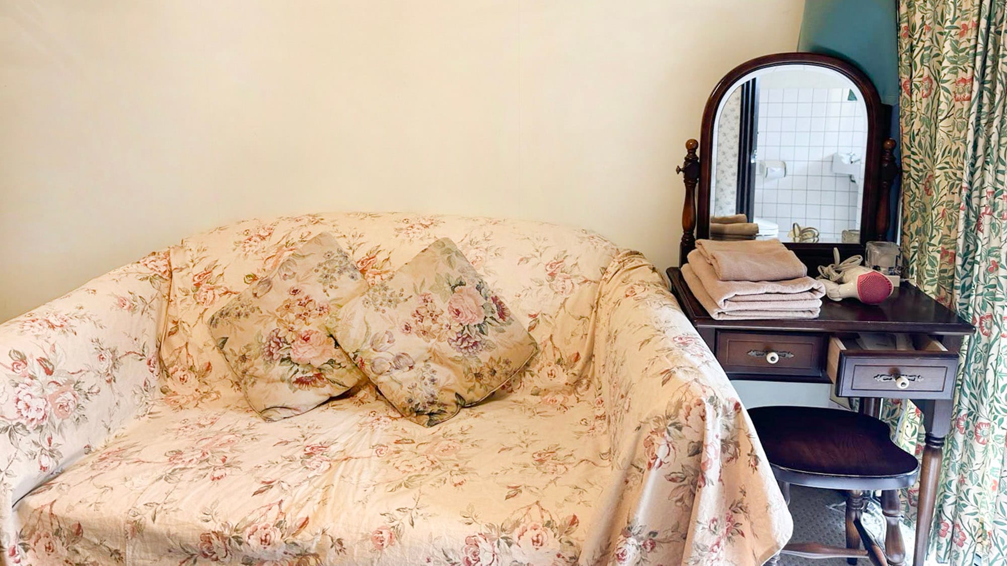 ・[Nhà tranh 102: Tiện nghi] Ngoài ra còn có ghế sofa hai chỗ ngồi và tủ đựng đồ.