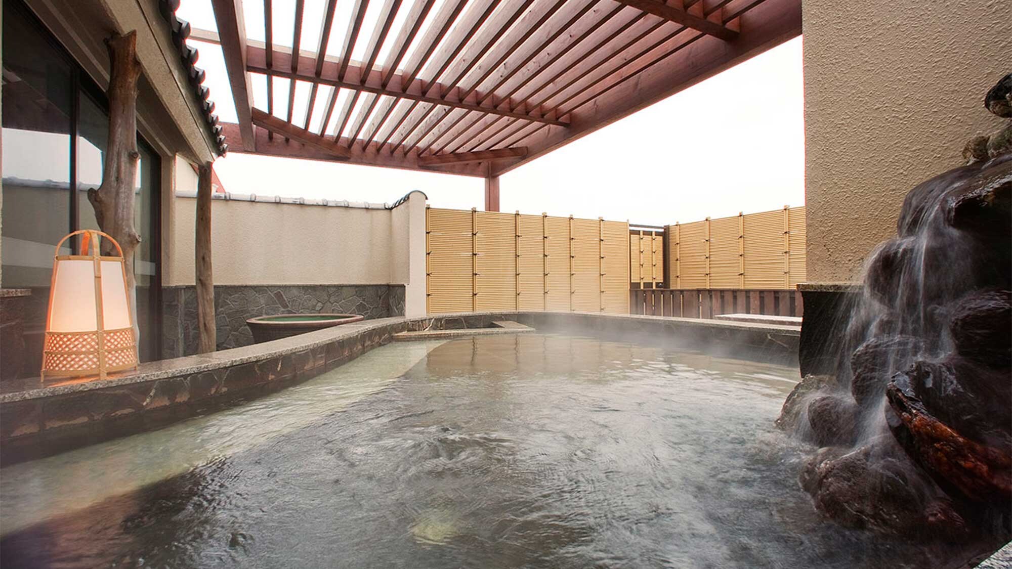 Main building “Kaigetsukan” open-air bath