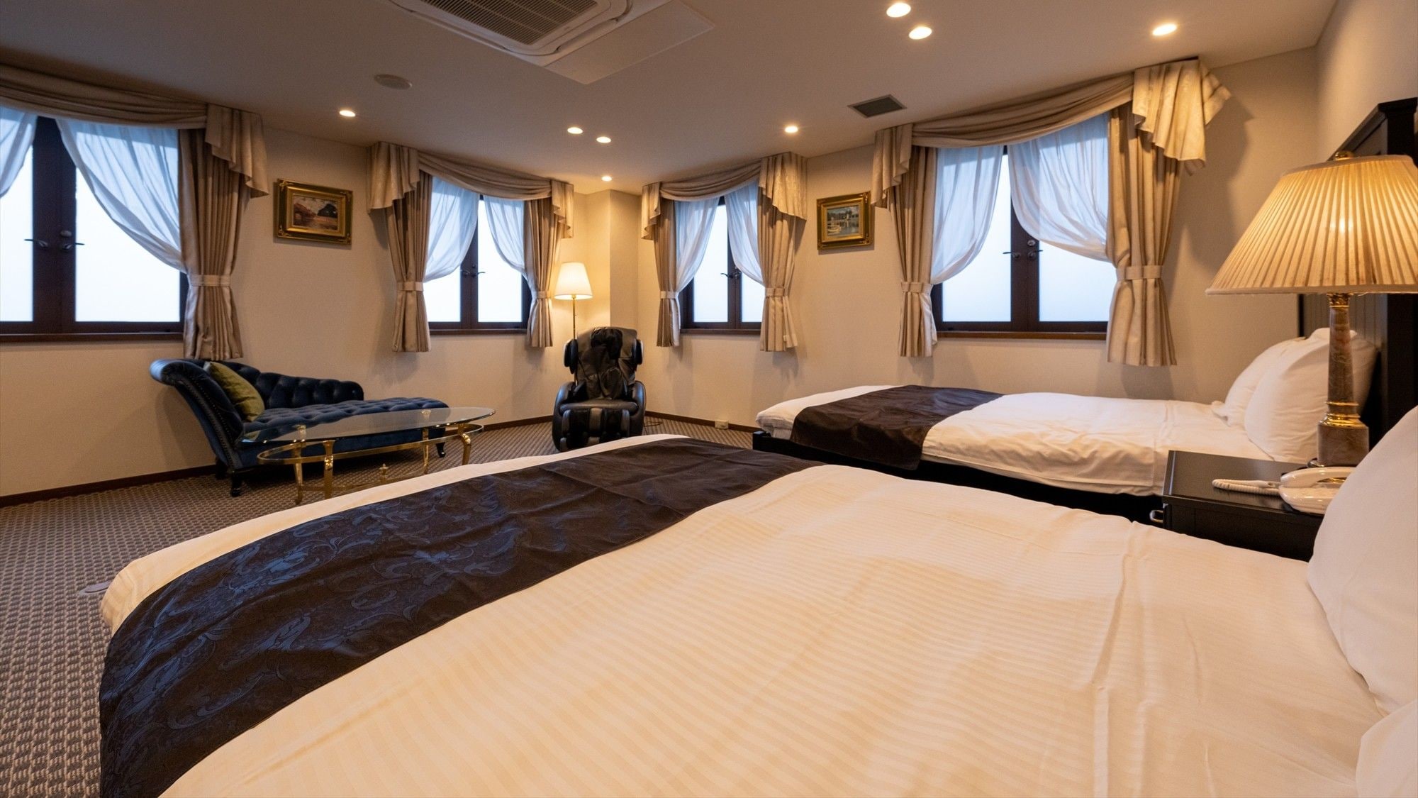 [ห้องเชื่อมต่อ] พื้นที่กว้างขวาง ห้องสไตล์ตะวันตก 30 ตร.ม. + ห้องสไตล์ญี่ปุ่น 12 ตร.ม. + ระเบียงกว้าง 4 ตร.ม.