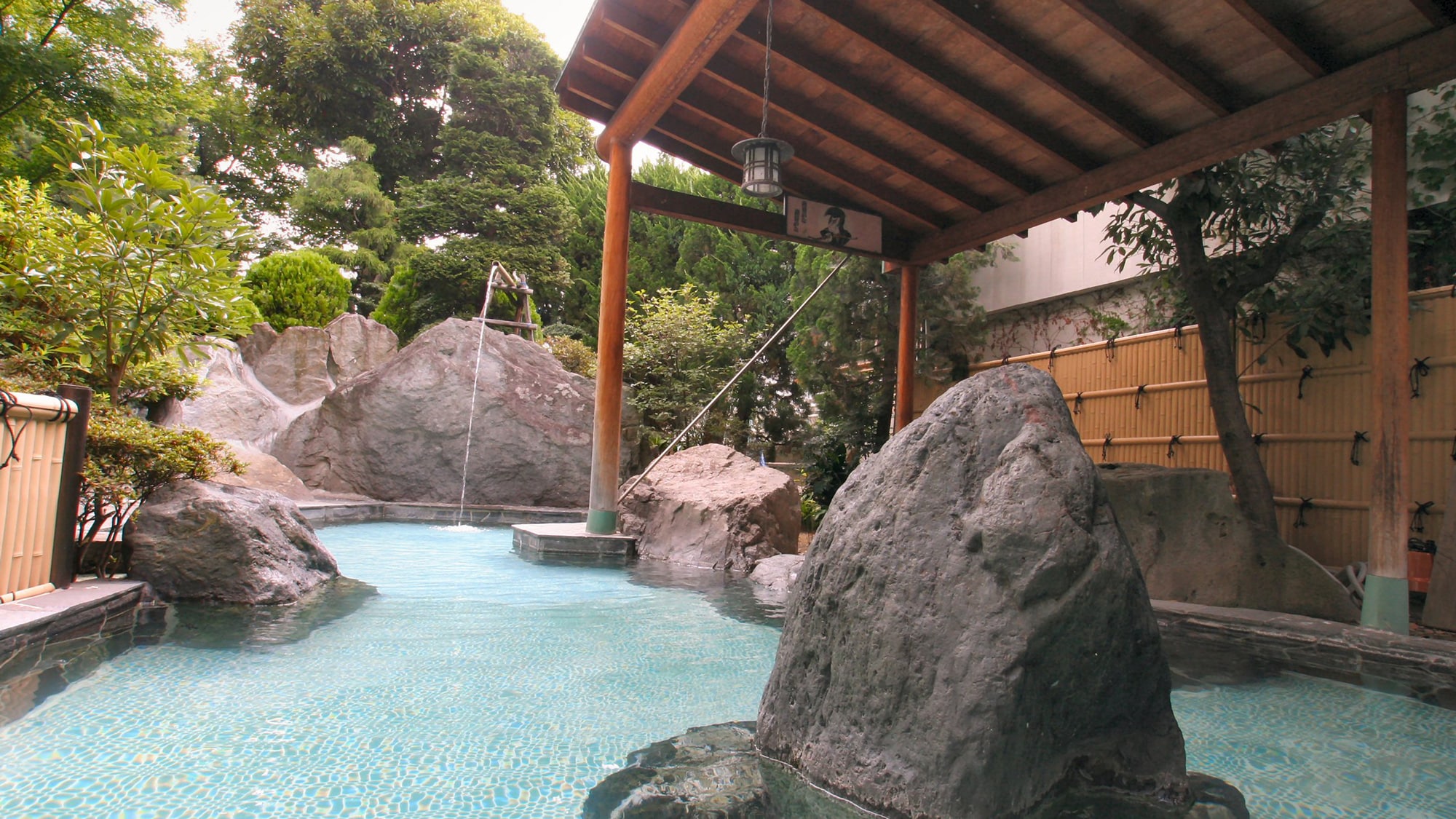 *【露天風呂（男性）】源泉をそのまま使用しますので湯温３０度前後の低温になります。※7月１日より再開