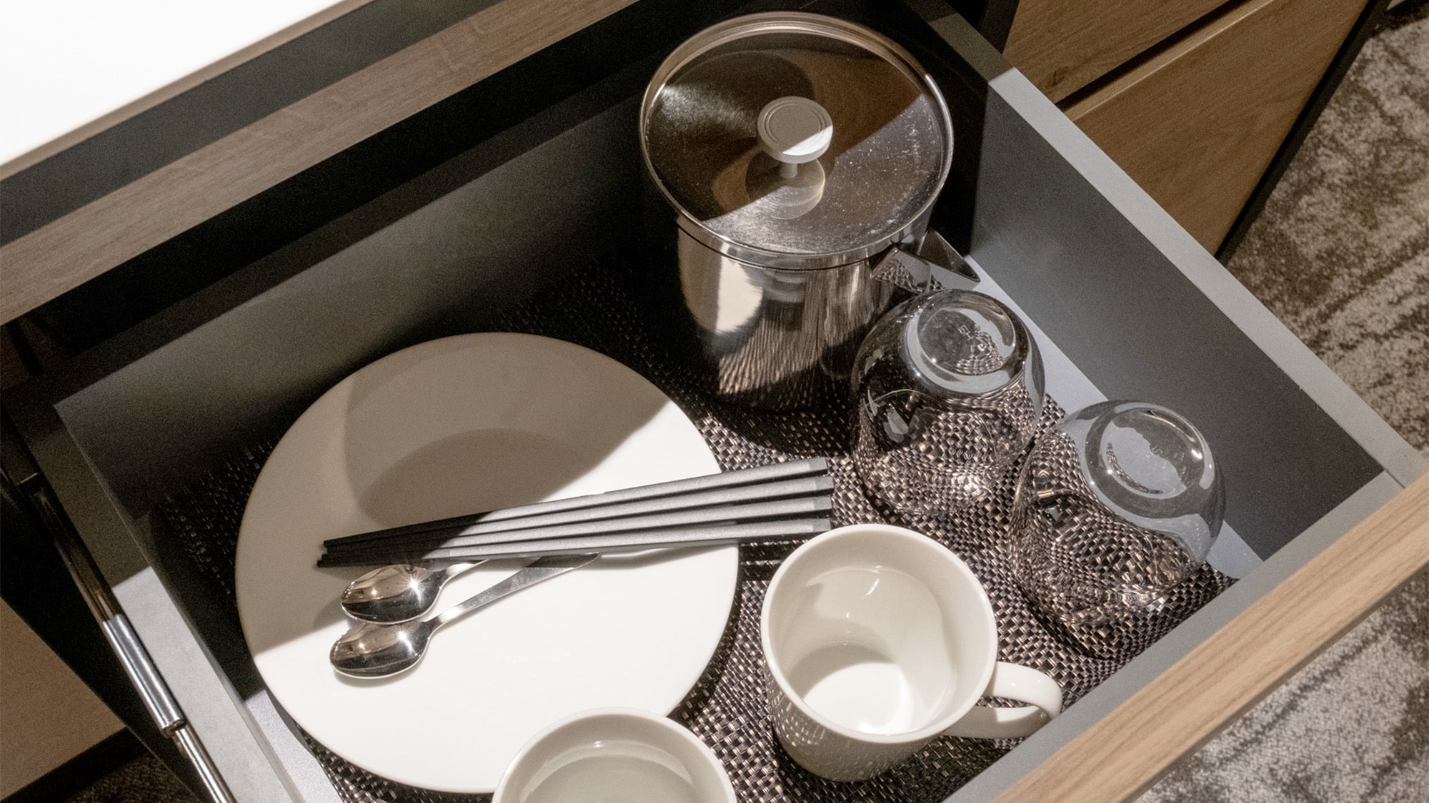 ■ Standard twin / Tableware is also available