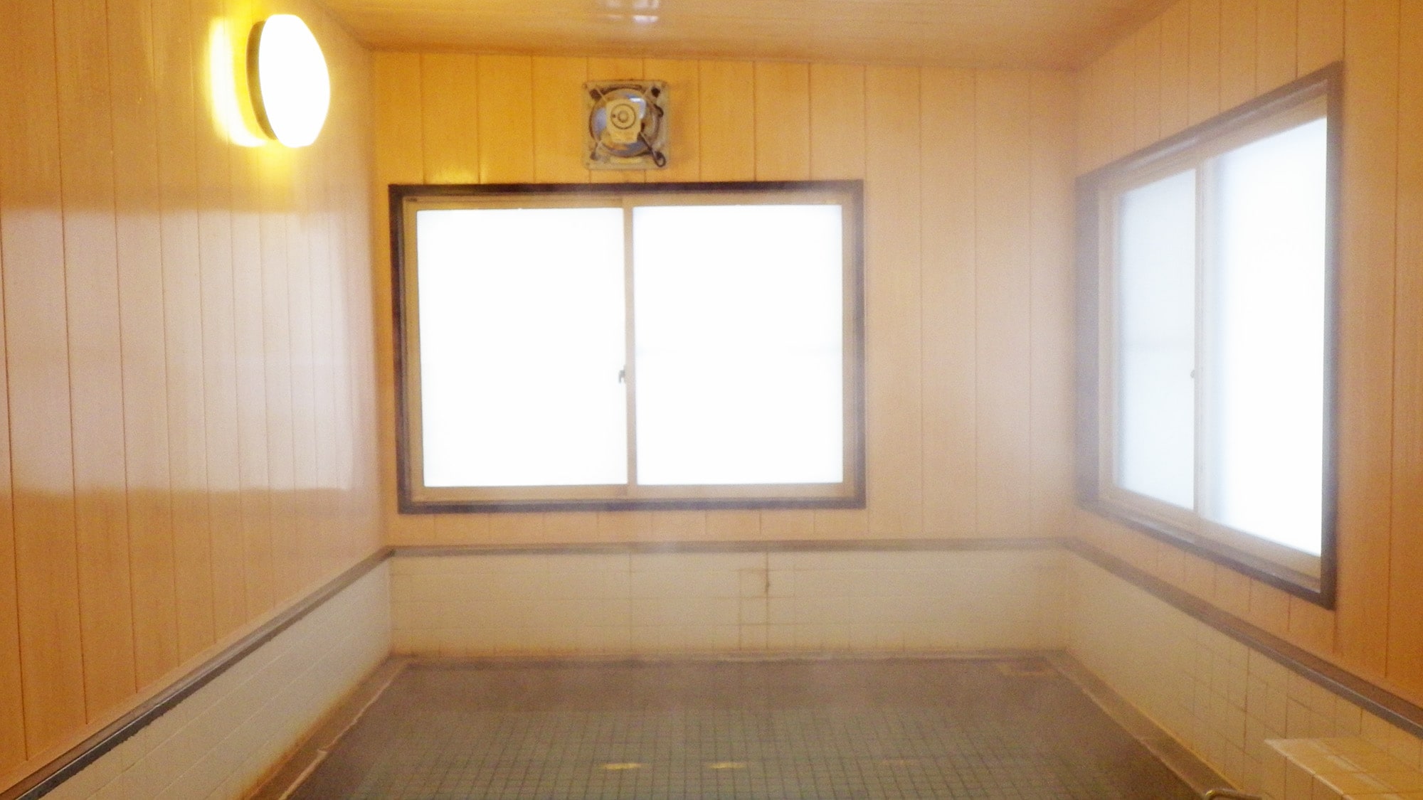 *Example of a large public bath: Enjoy the hot spring water, which is free-flowing and unheated, 24 hours a day.
