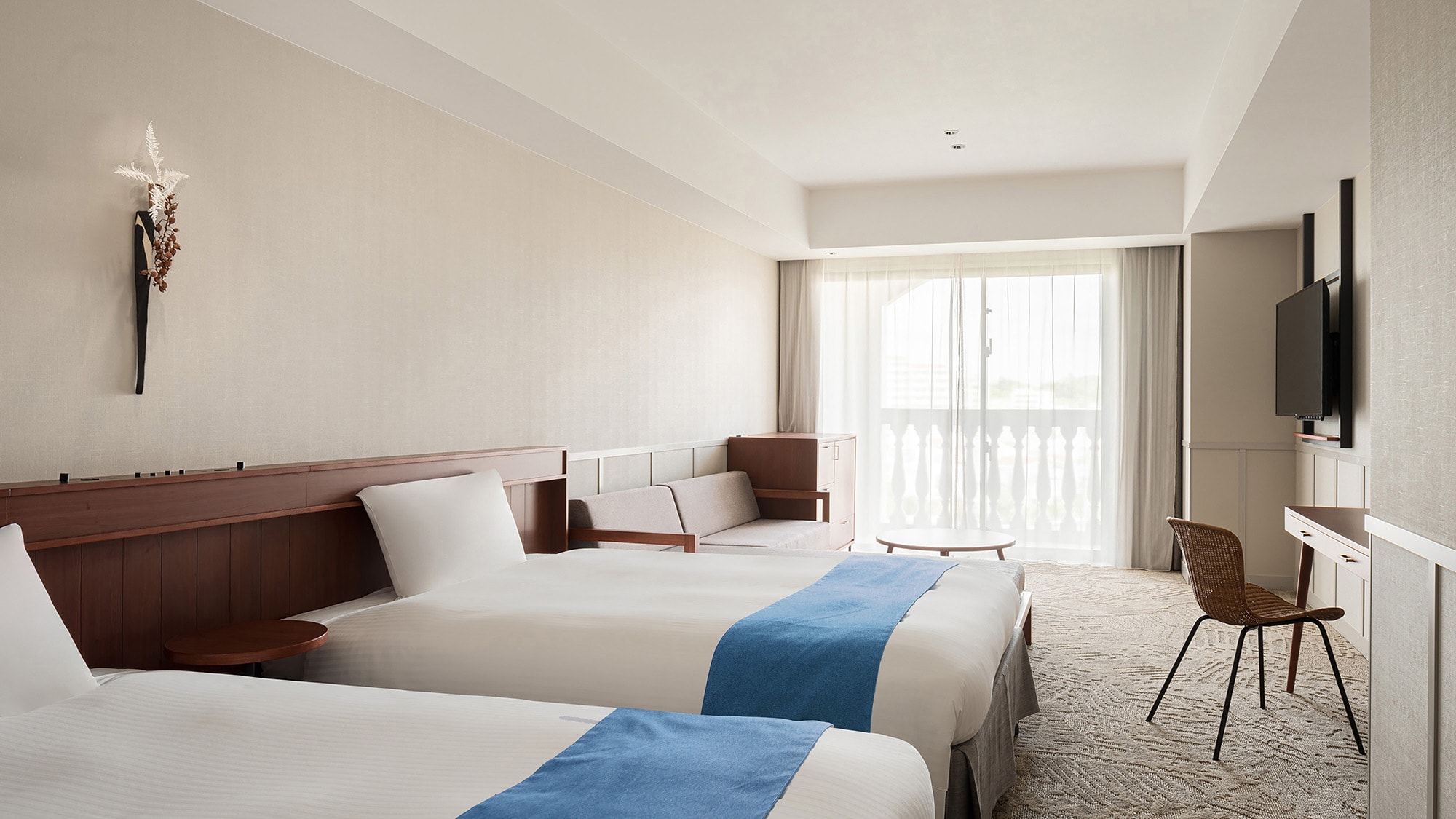 Premier Wing Premium Room Size 37.2-39.3 m2 Spacious room with balcony