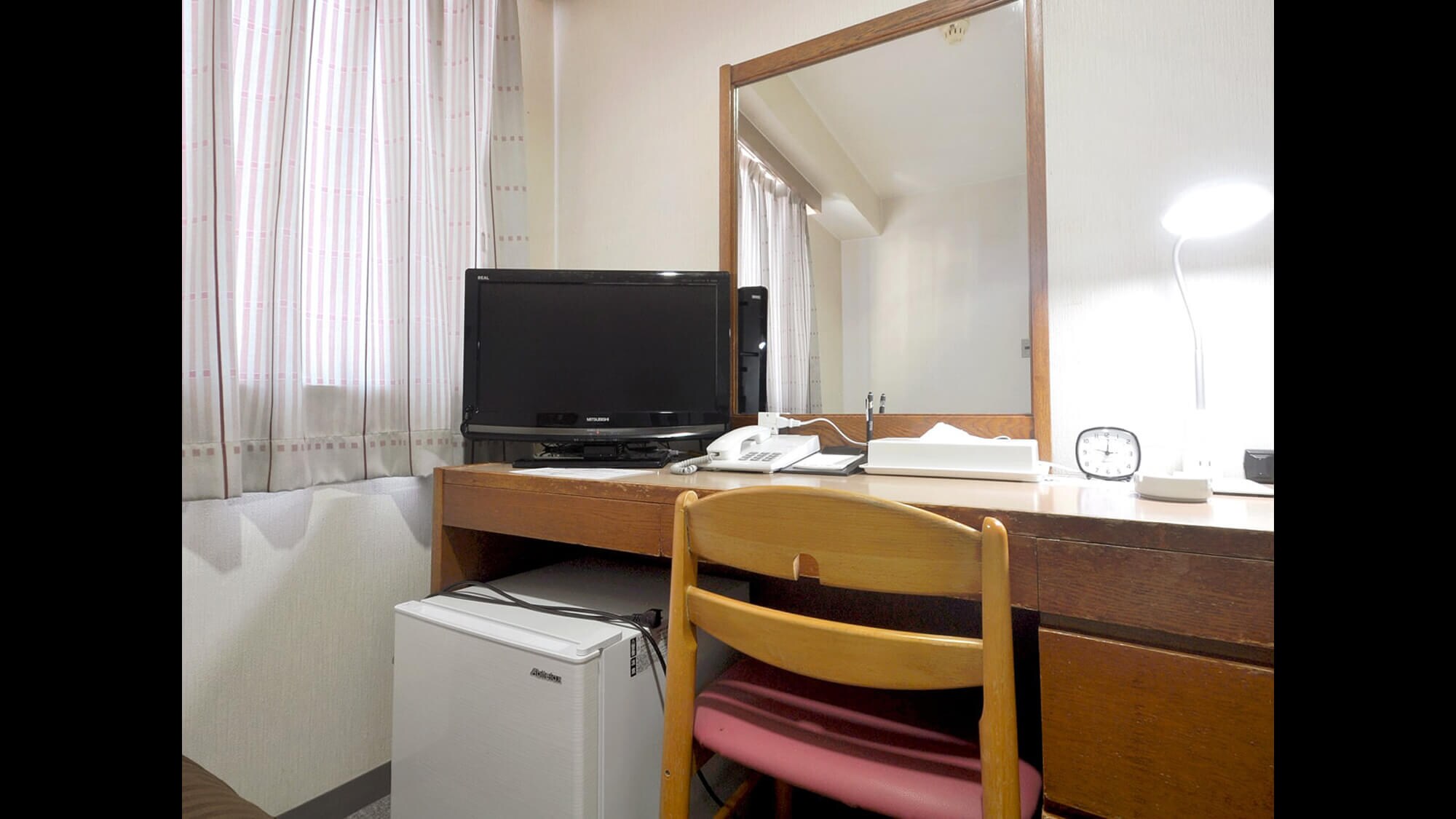 [Twin room <smoking> 14 square meters] We are equipped with convenient equipment around the desk.