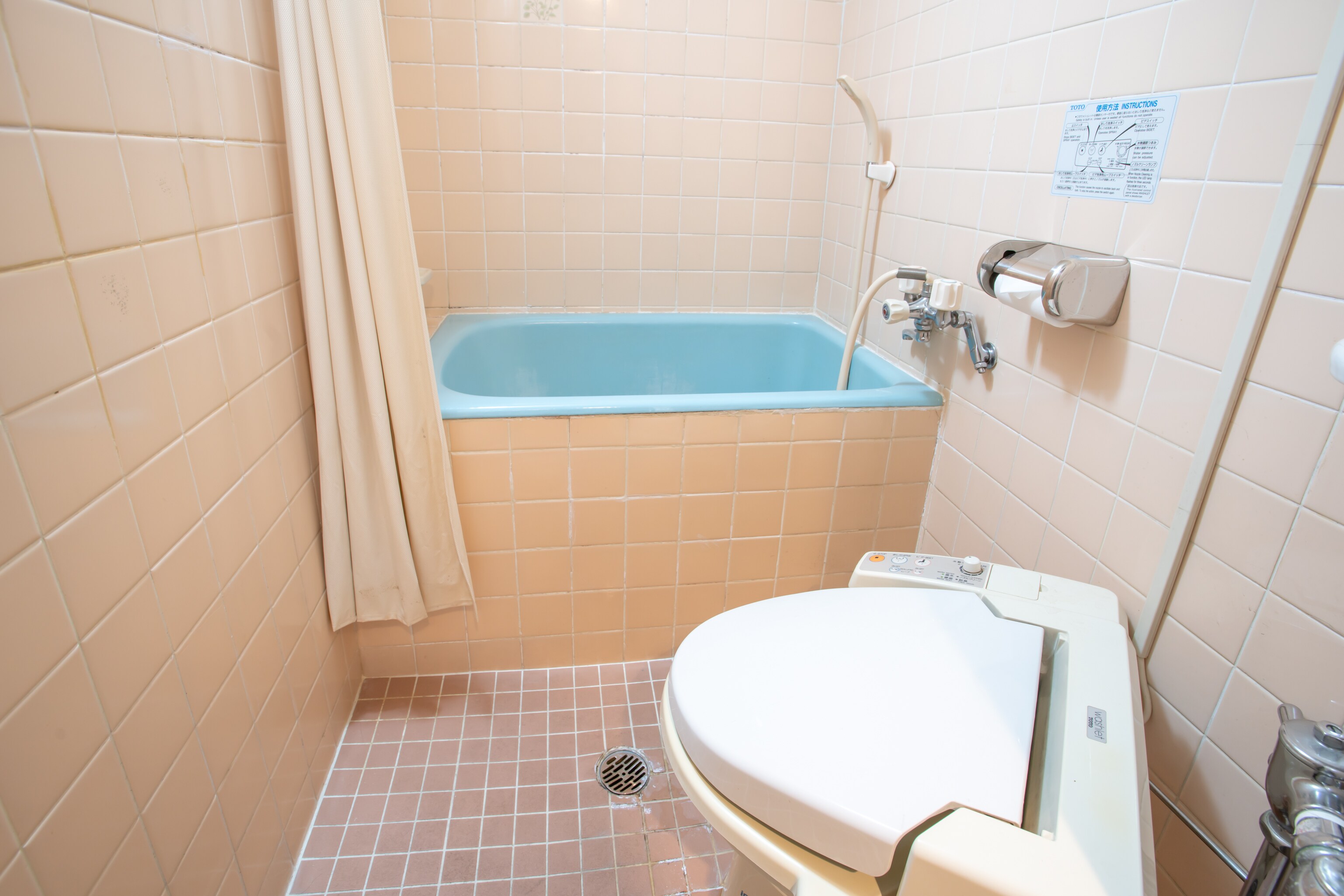 Example of guest room bathroom (included in Japanese-style rooms for 1-3 people and Japanese-style rooms for 1-5 people)