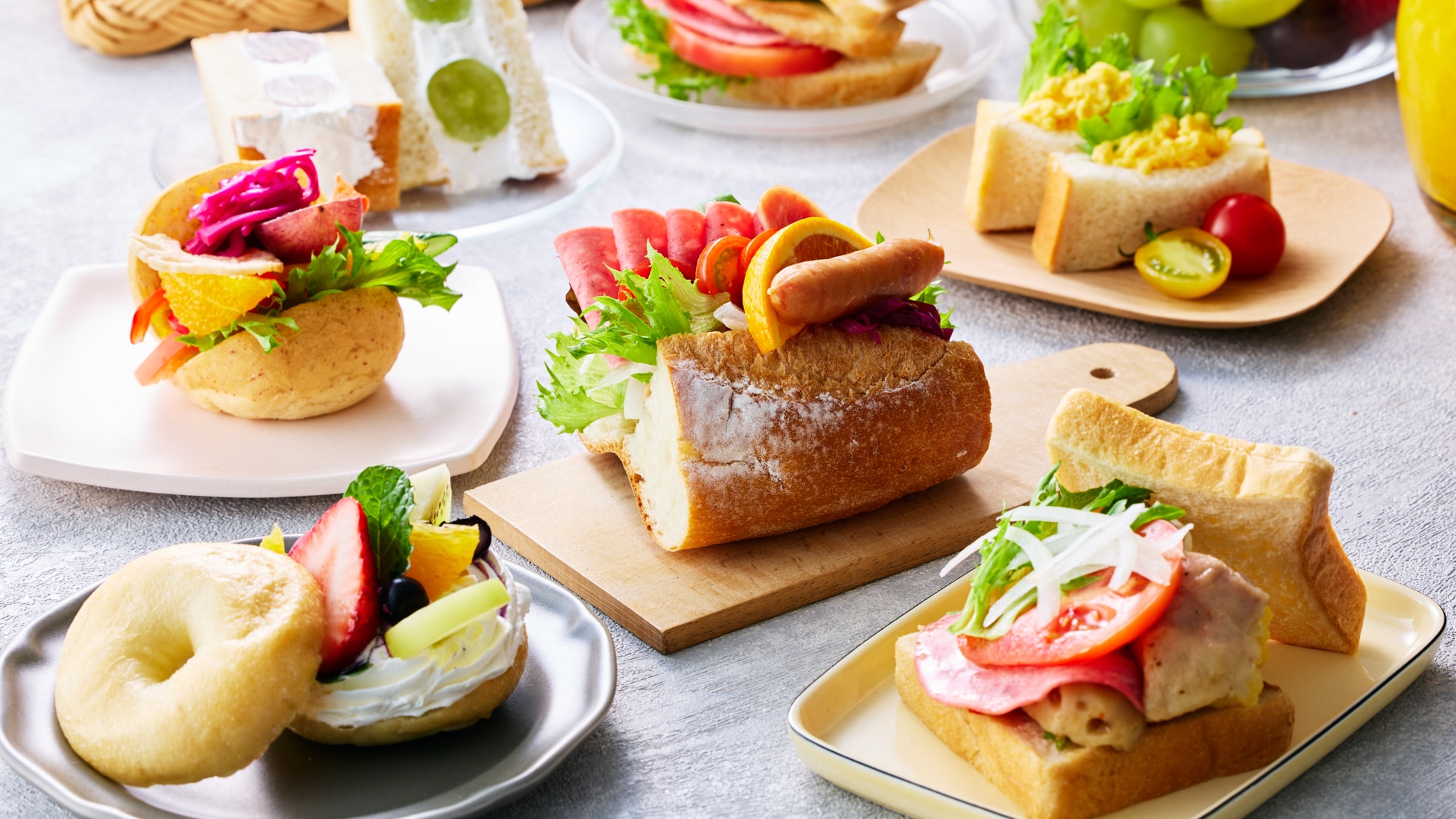 Anda dapat membuat sandwich terbuka sendiri dengan menaruh bahan-bahan favorit Anda di antara roti favorit Anda, tergantung pada bagaimana perasaan Anda pagi ini.