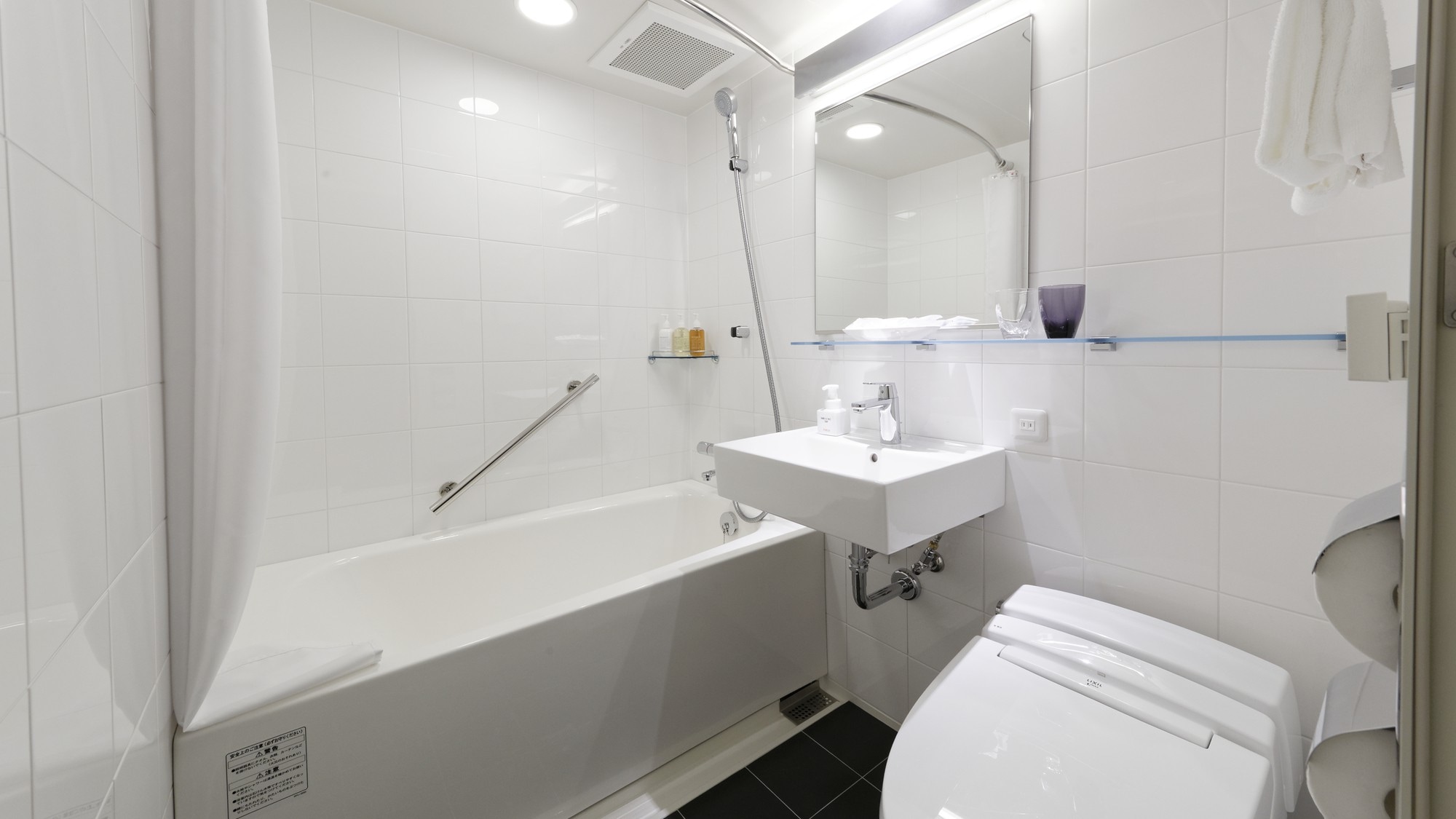 The bathroom of the double room is a unit type.