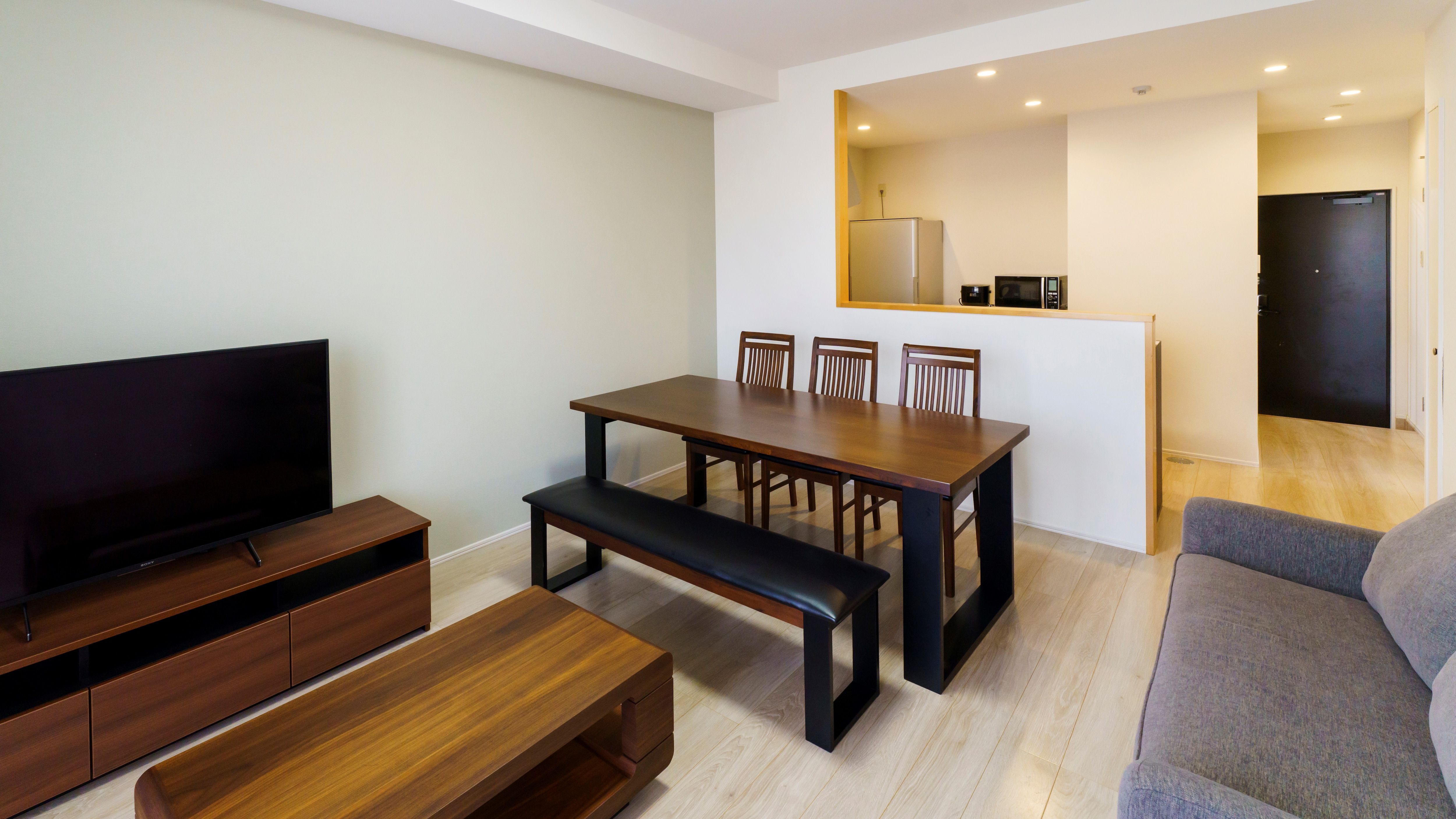 [Deluxe Family Twin] The open-feeling living room is spacious and comfortable enough for children to enjoy.