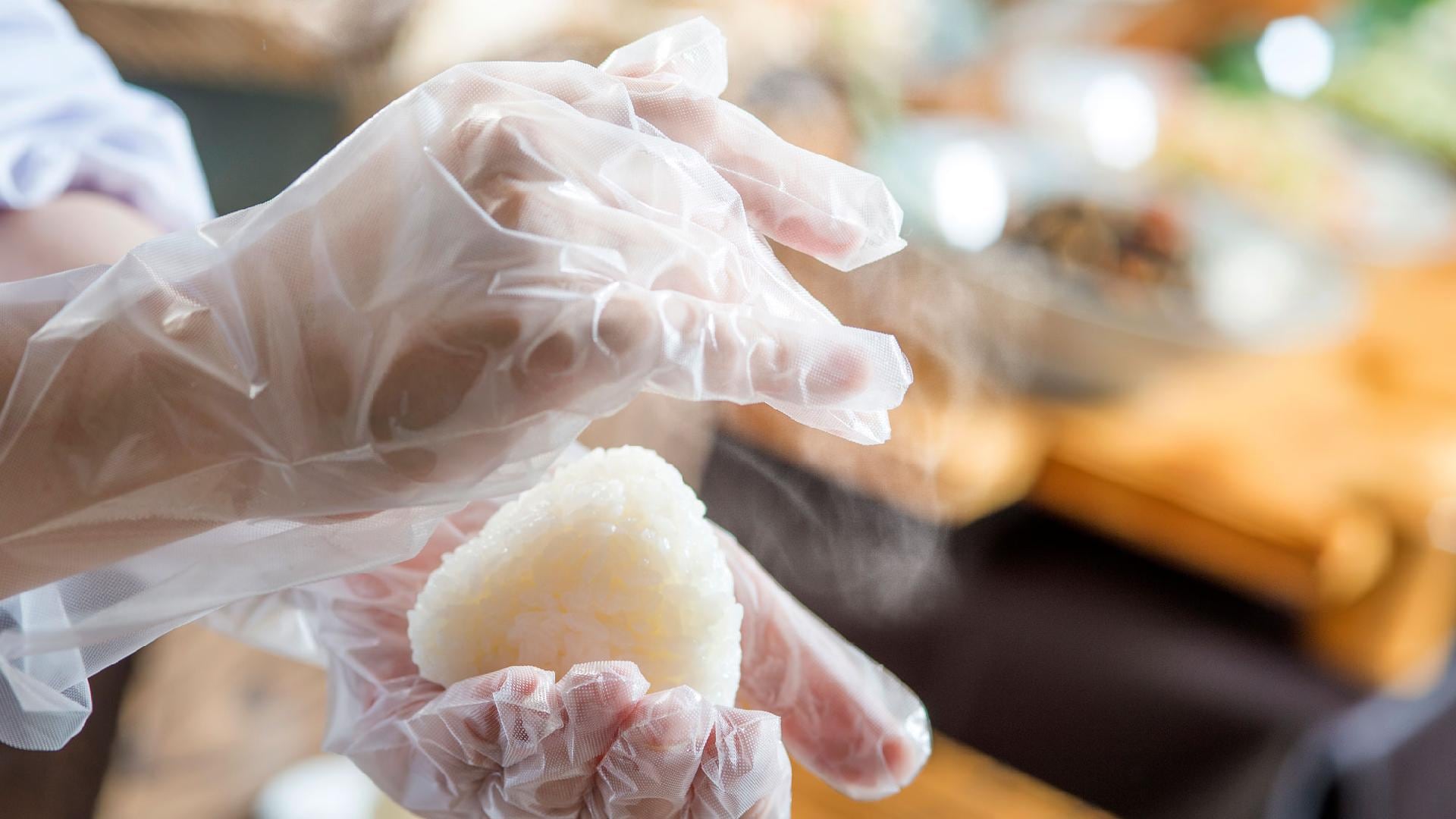 [Cosmos / Breakfast] "Salt rice balls" made from Koshihikari and deep-sea salt from Sado are very popular.