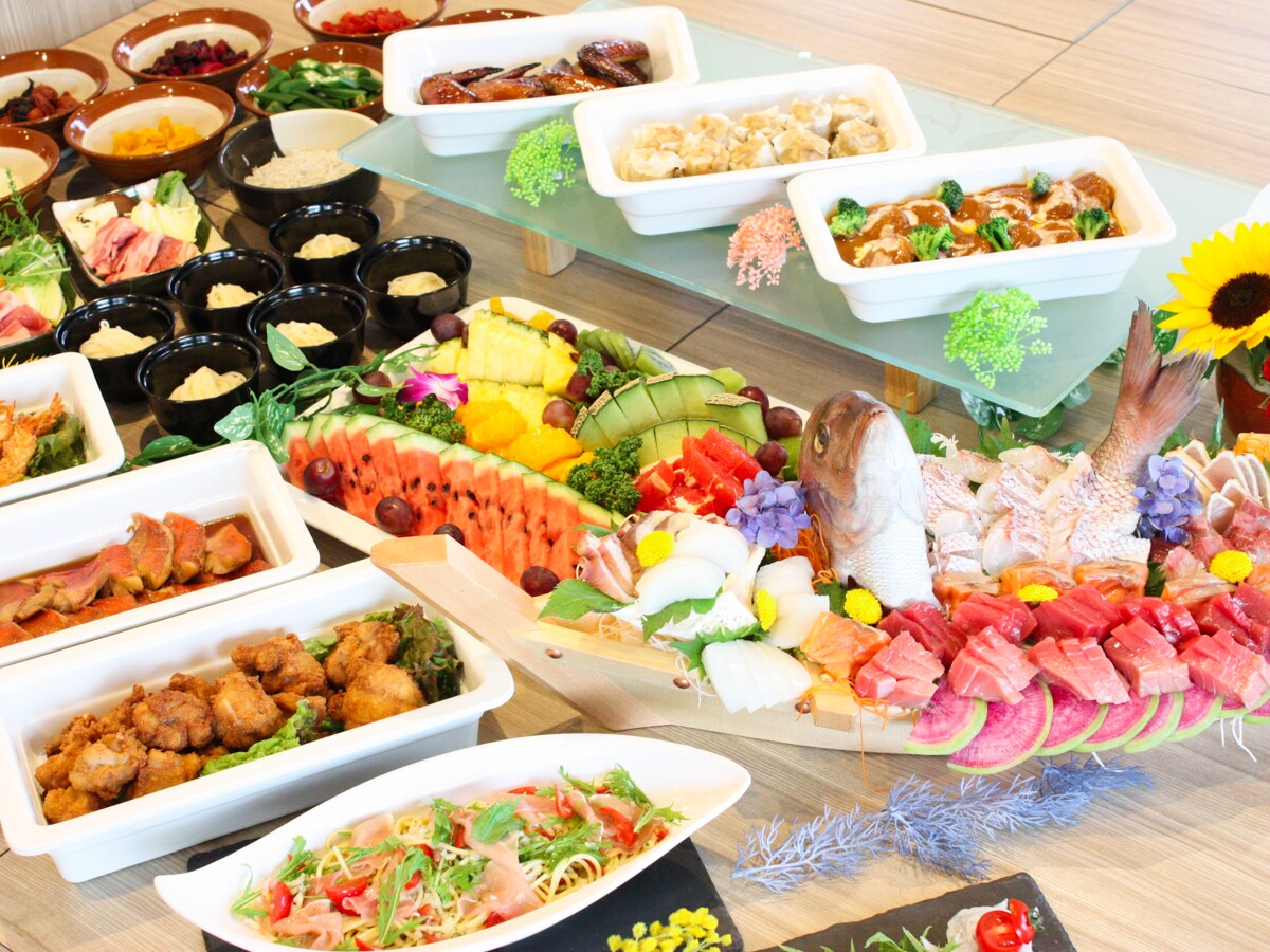 以“盡享瀨戶內美食”為主題的“夏日海濱自助餐”