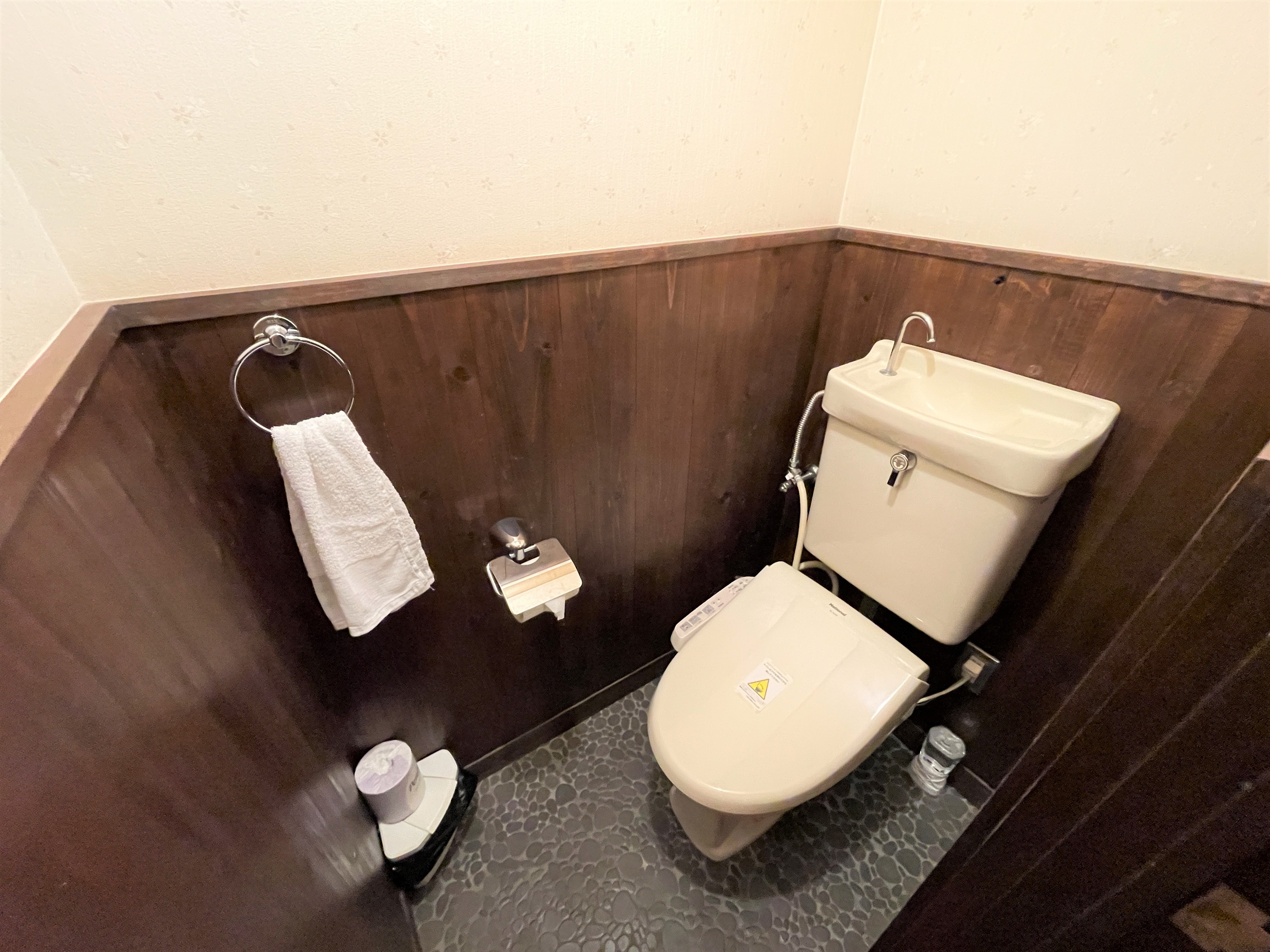 [Reasonable] There are stairs, no bath, no view