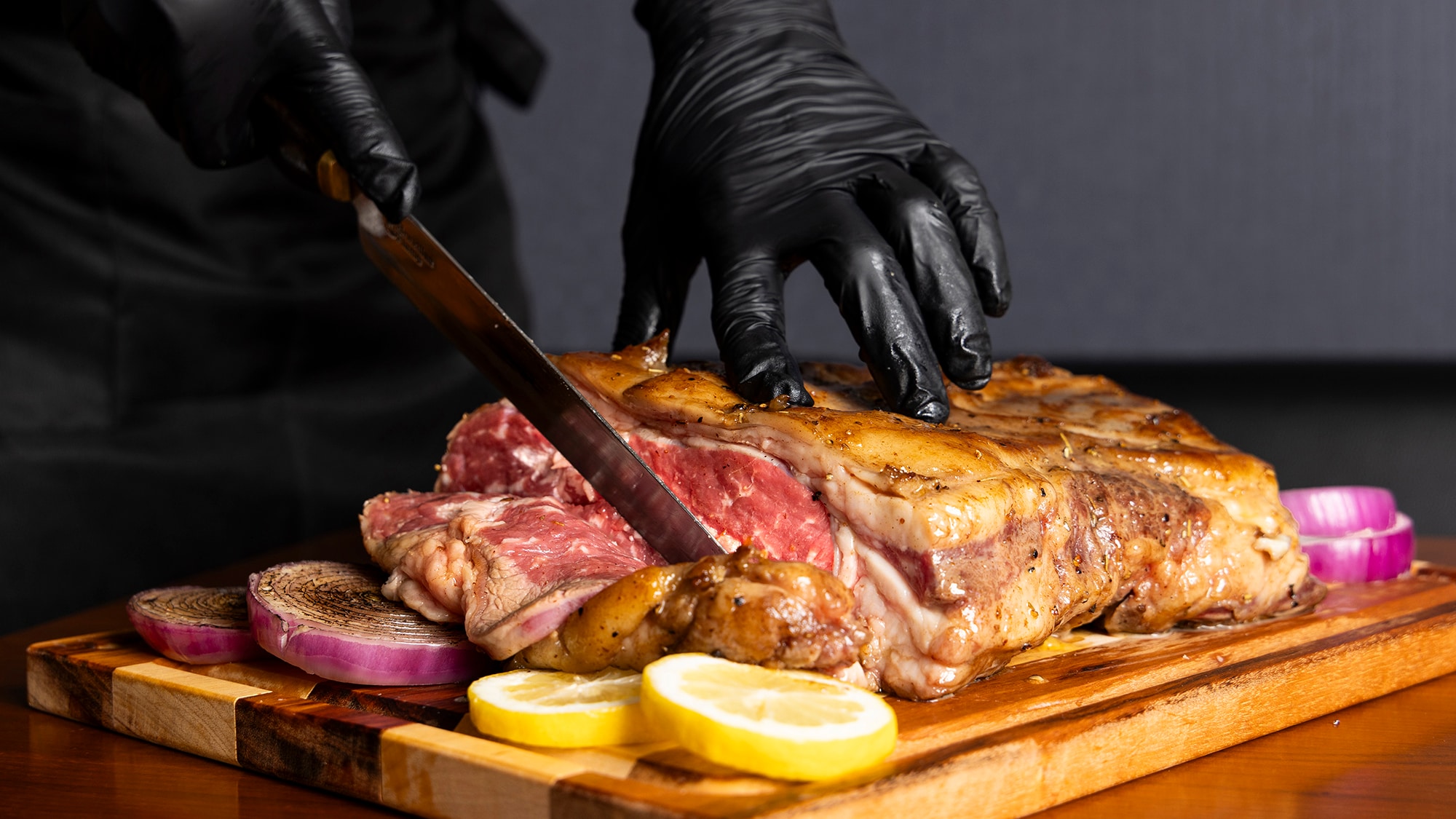 檸檬與洋蔥的搭配，烘托出樸實卻深刻的「肉的本味」。現在，這片精美的切片就呈現在您的面前。