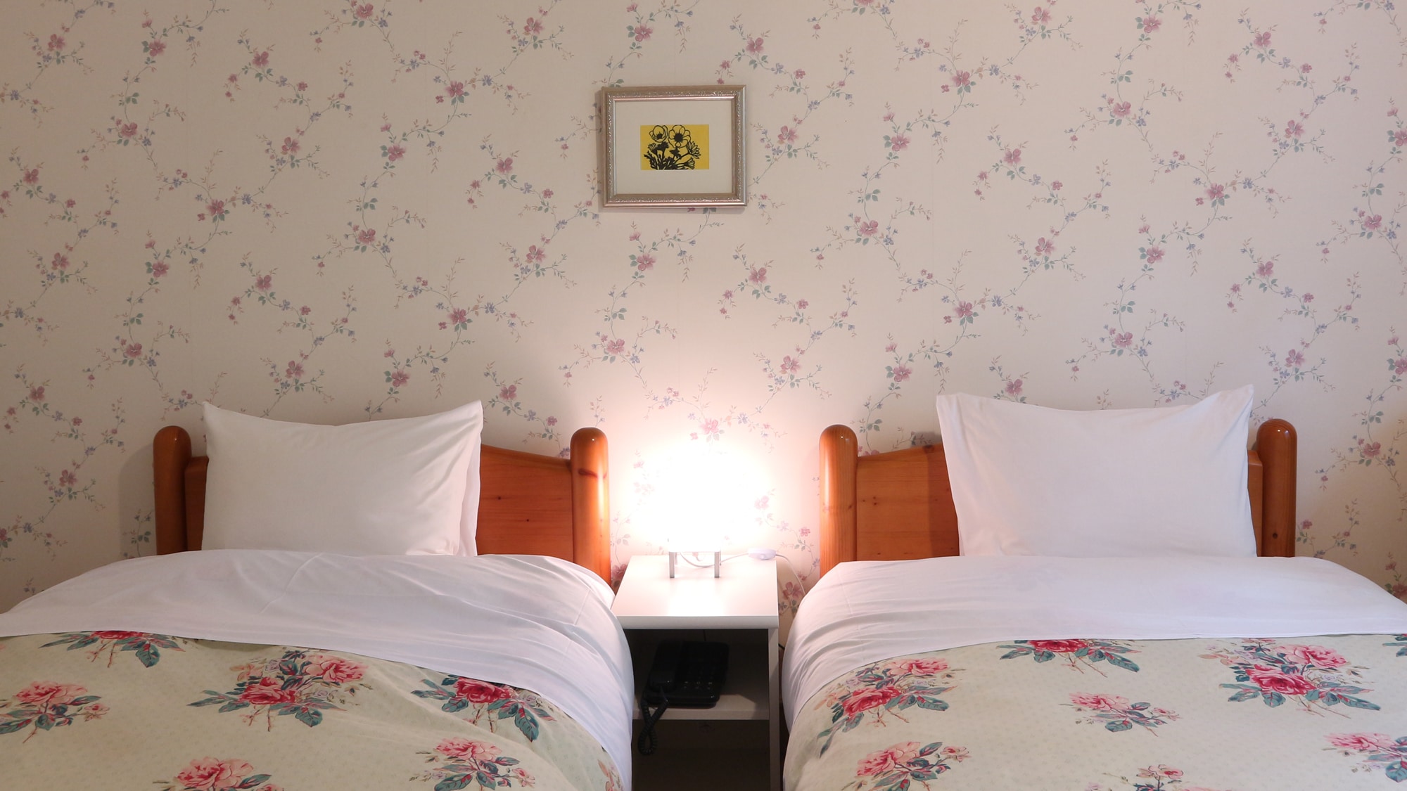 * [Contoh kamar twin bergaya Barat] Kamar twin bergaya Barat (17,5 meter persegi) menghadap sungai, dengan dua tempat tidur single