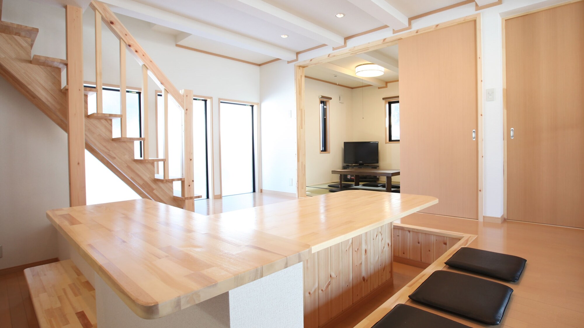 * [Example of guest room] Horigotatsu-style dining table in the modern Japanese building