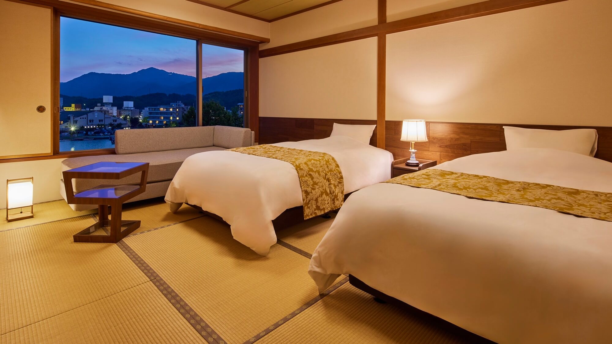 [East Wing] Enjoy the spectacular twilight view from the top floor. A gently lit Japanese-Western space.