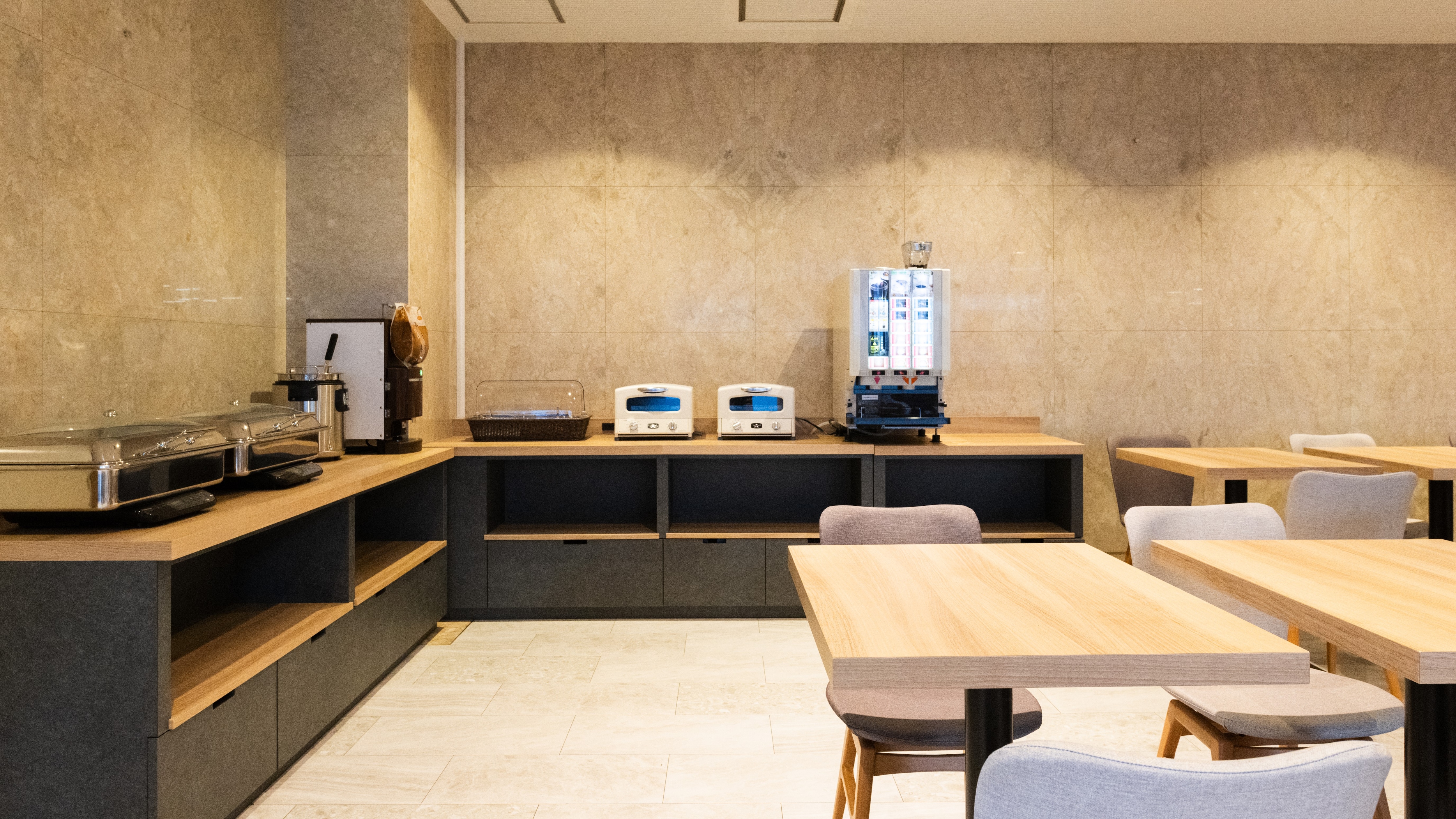 *Breakfast venue: It is a buffet style so please eat as much as you like of what you like.