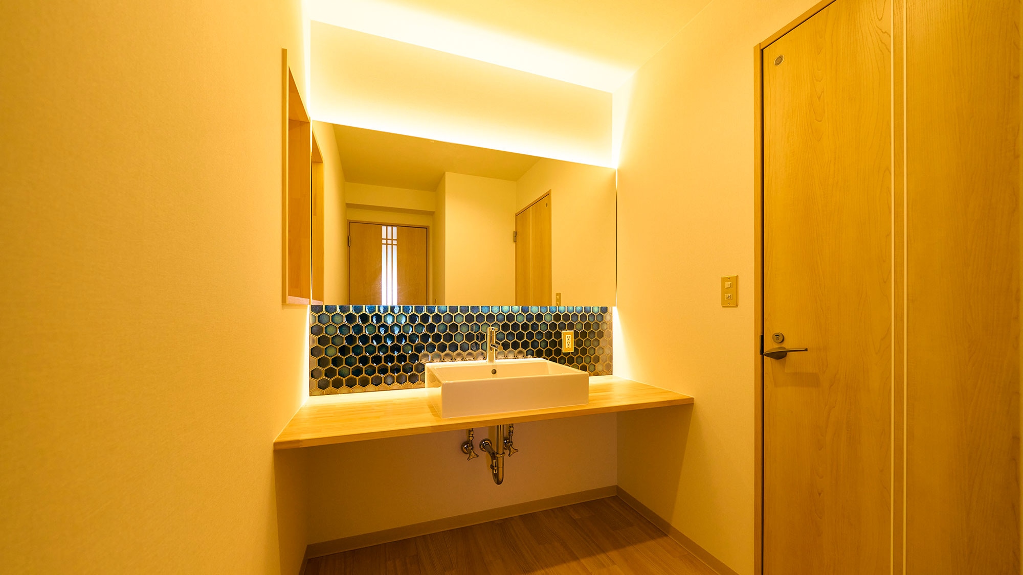 ・[Special room] A wash area with vibrant blue tiles reminiscent of the sea