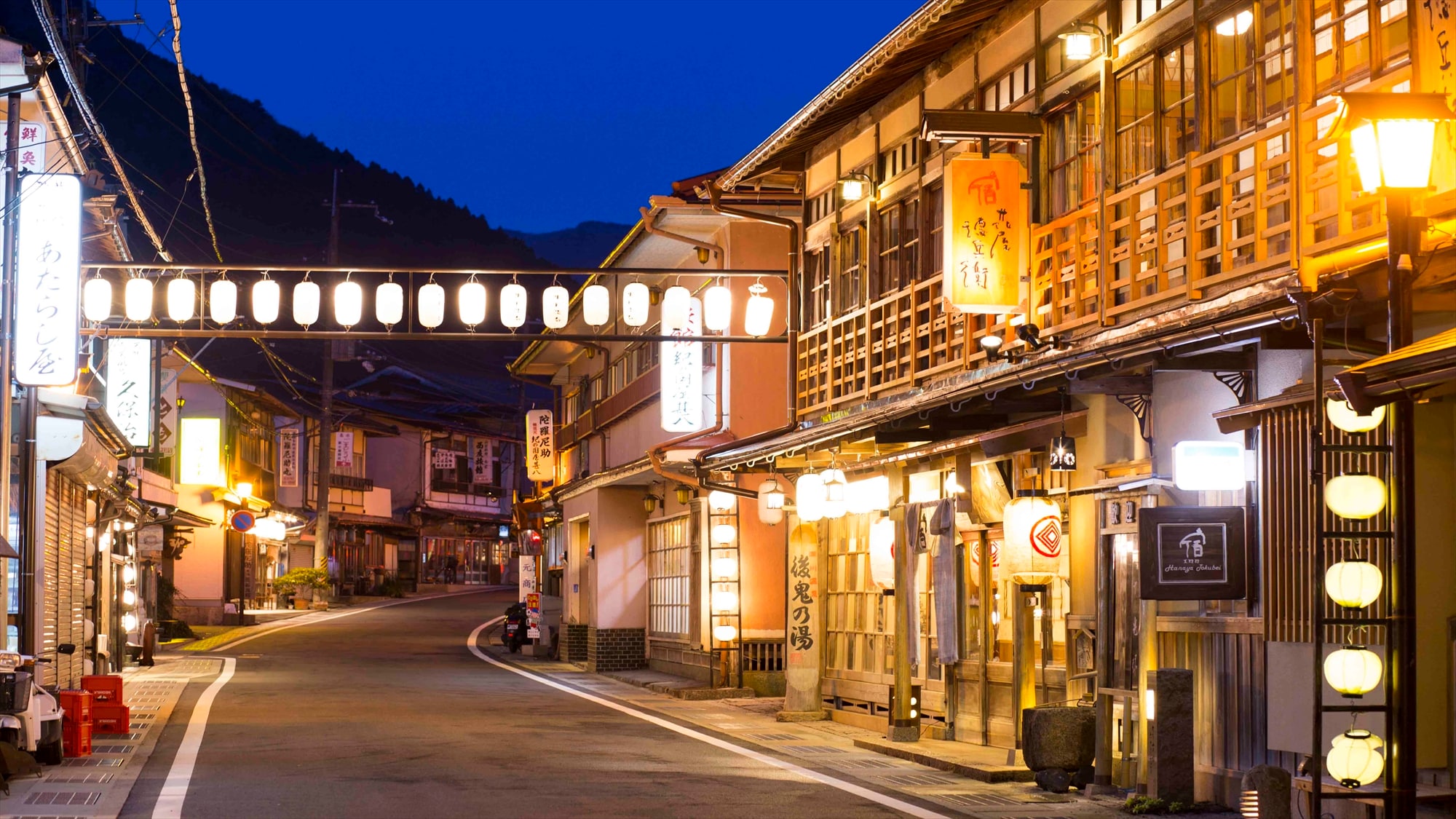 温泉街夜景