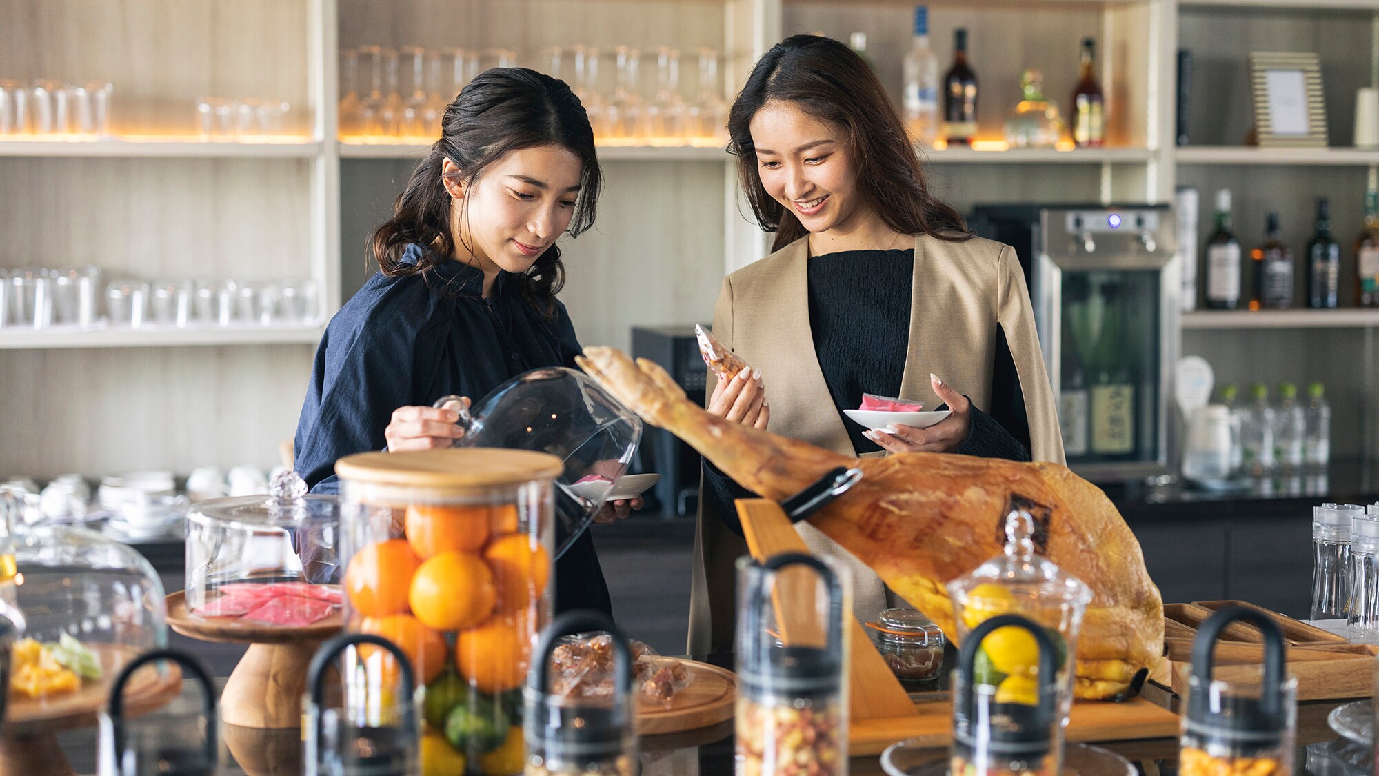 [THE SALON] เรายังมีเครื่องดื่มหลากหลายชนิด ตั้งแต่ชาอังกฤษไปจนถึงสาเกท้องถิ่นและเบียร์คราฟต์