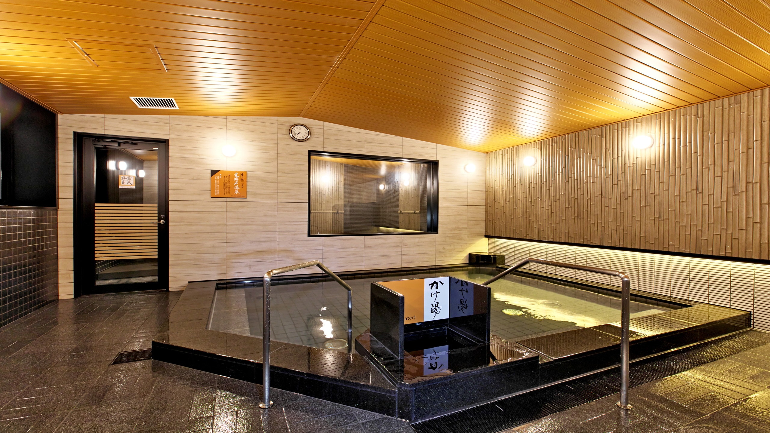 Men's large bath, indoor bath