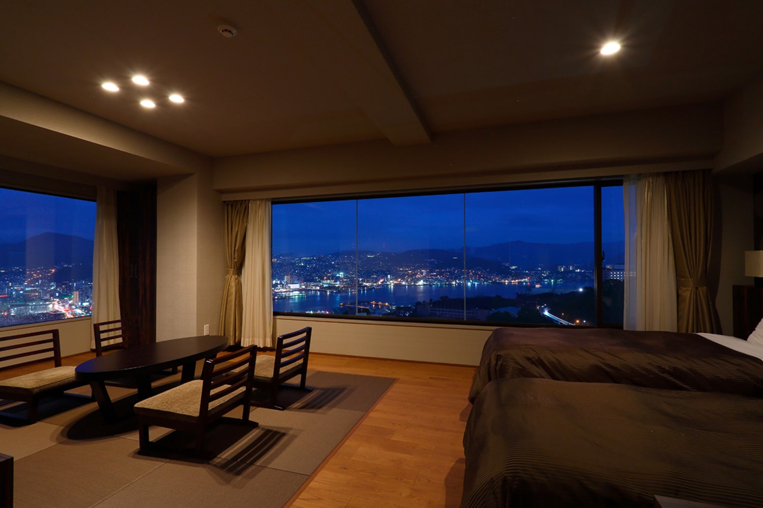 Bangunan utama grand view kamar Jepang dan Barat. Kamar dengan pemandangan luar biasa dengan jumlah kamar terbatas di mana Anda dapat melihat pemandangan malam saat menginap di tempat tidur