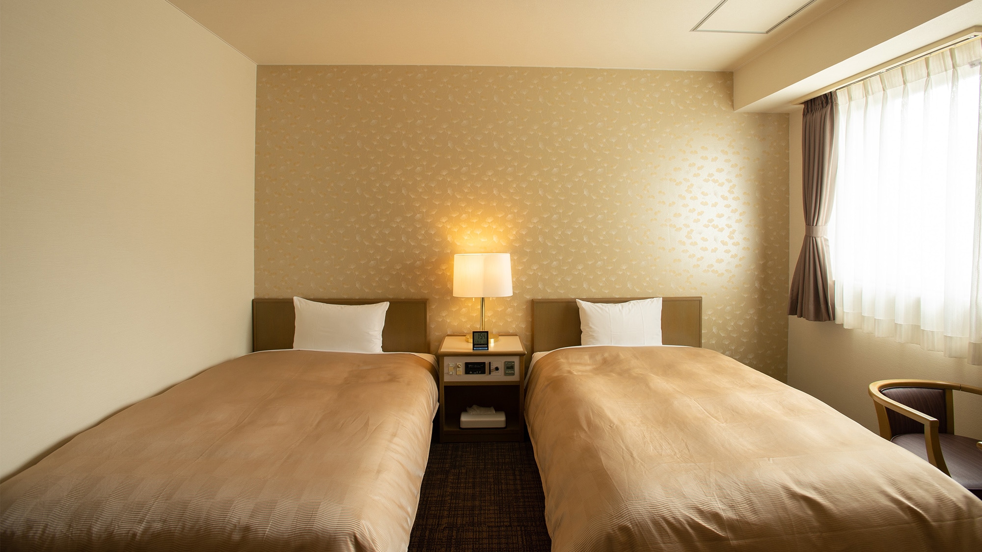 ・ <Deluxe Twin Room> One bed has a wall, so it is safe to lay a bed-sharing child on the wall side.