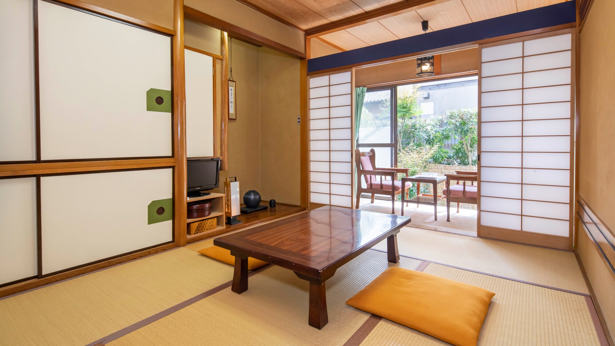 [Main building] A pure Japanese-style room on the first floor. You can stretch out your arms and legs on the tatami mat and take a nap.