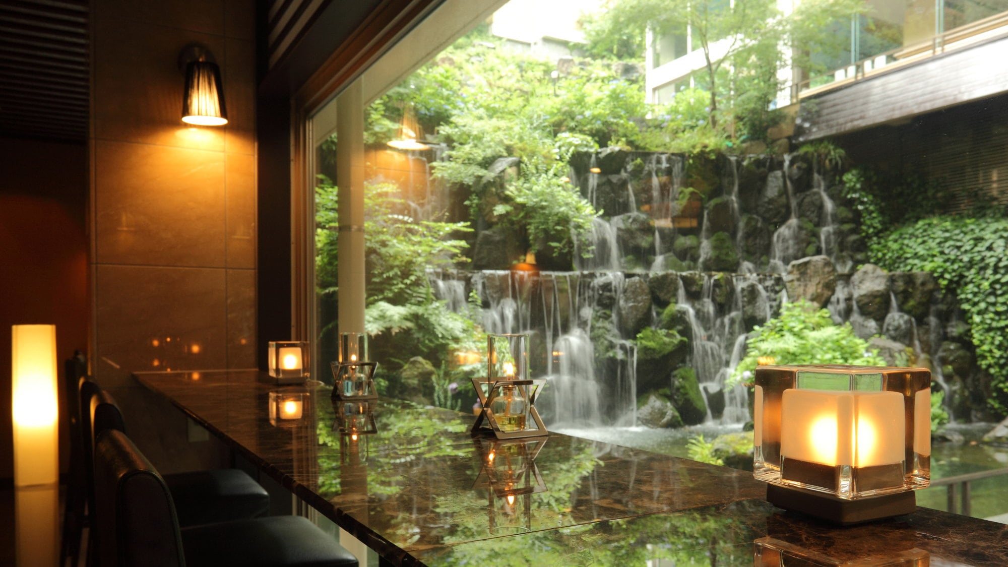 [Bar Lounge] Enjoy delicious sake at the bar with a nice atmosphere