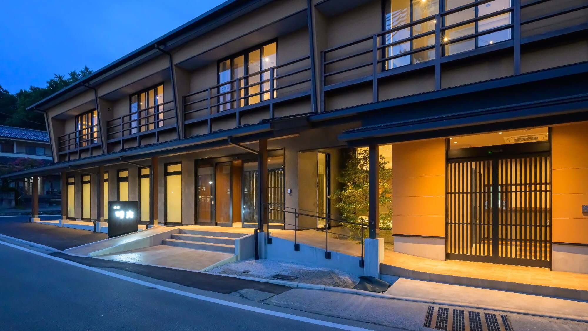 [ภายนอก] ภายนอกสไตล์ญี่ปุ่นสมัยใหม่ที่กลมกลืนไปกับเมืองน้ำพุร้อนย้อนยุค