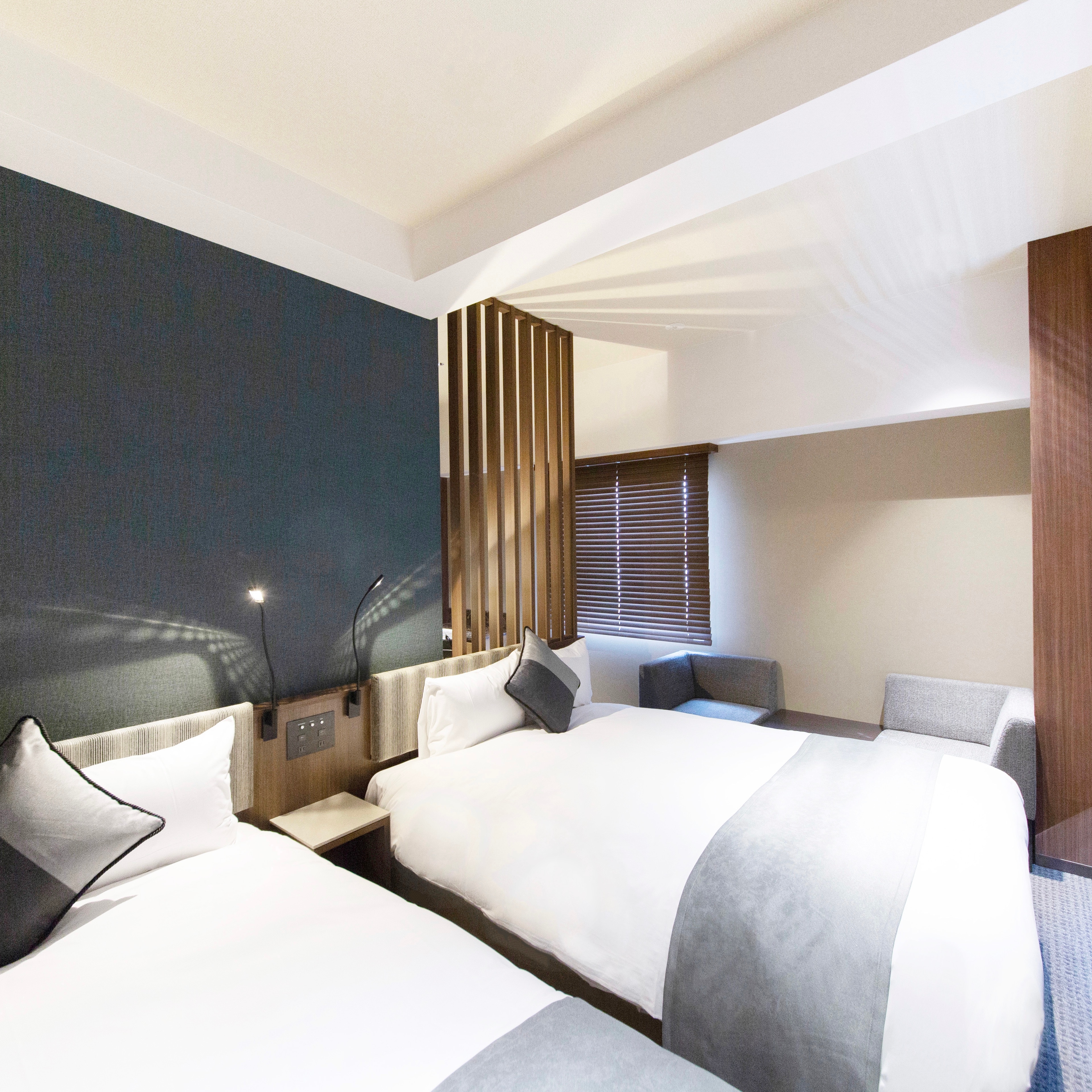 [Guest room] Deluxe twin room Bed is spacious and large 140 cm size ♪ Please take a rest ♪