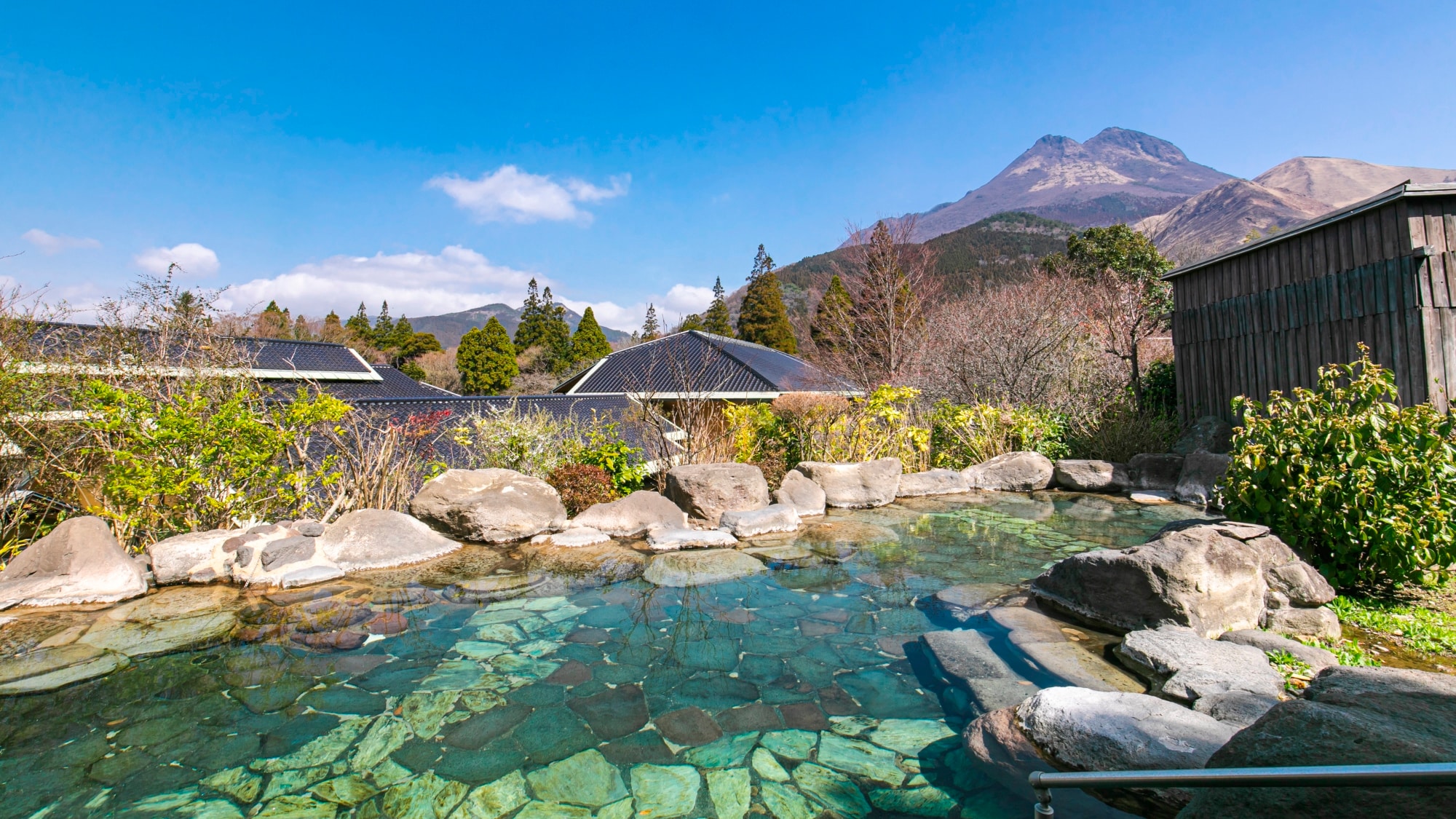 Large open-air bath | A rock open-air bath overlooking Mt. Yufu.