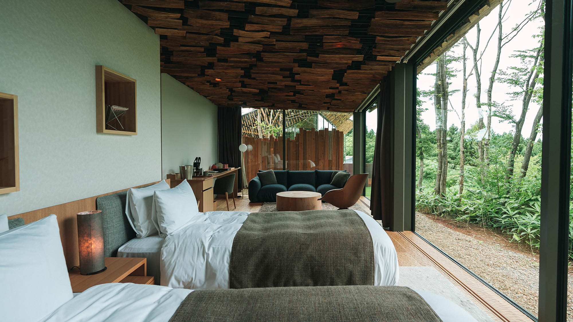 ・[Biệt thự Twin 50 mét vuông] Phòng nghỉ hiện đại được thiết kế bởi Kengo Kuma. Củi trên trần nhà thật êm dịu