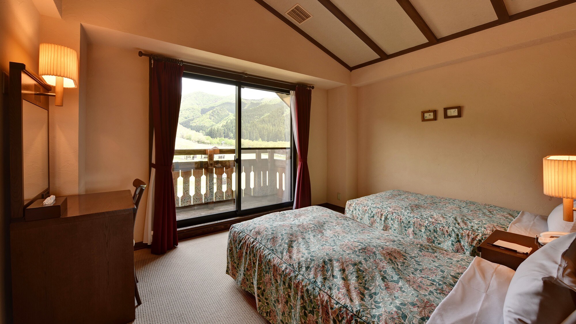 *[Maisonette Room] You can wake up feeling refreshed while basking in the morning sunshine in the bed by the window.