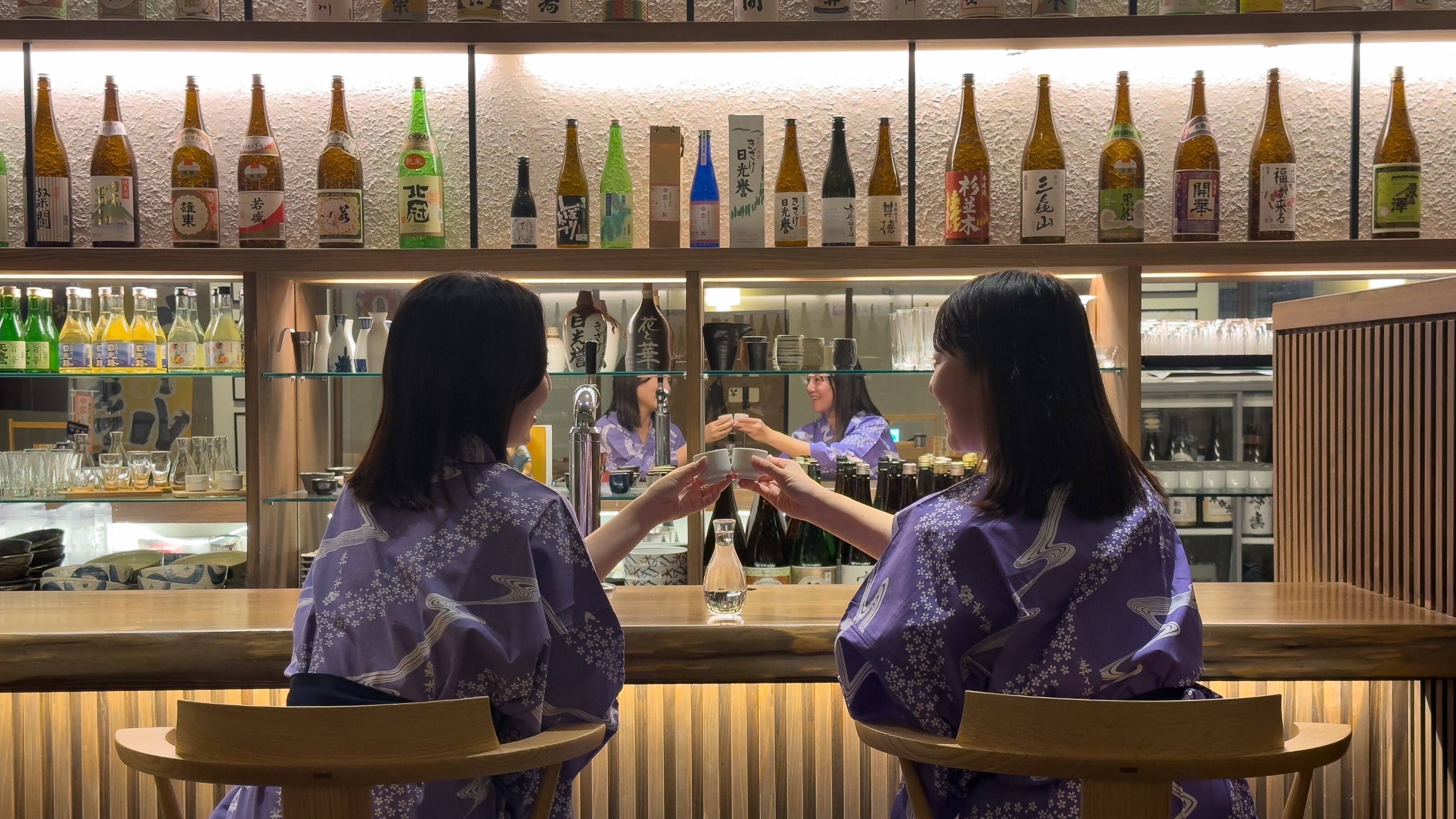 [ร้านอาหารสาเกท้องถิ่นโทจิกิ "อิคคอน"] ร้านสาเกบรรยากาศสบายๆ และมีสไตล์ที่ทั้งเพื่อนและคนรักสามารถเพลิดเพลินได้